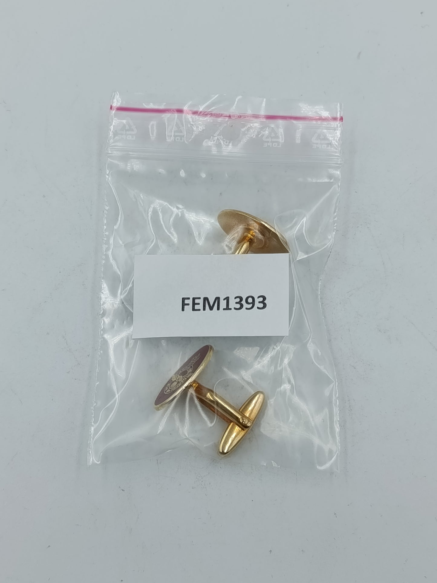 Edle Manschettenknöpfe goldfarben mit rotem Wappenmotiv im klassischen Stil