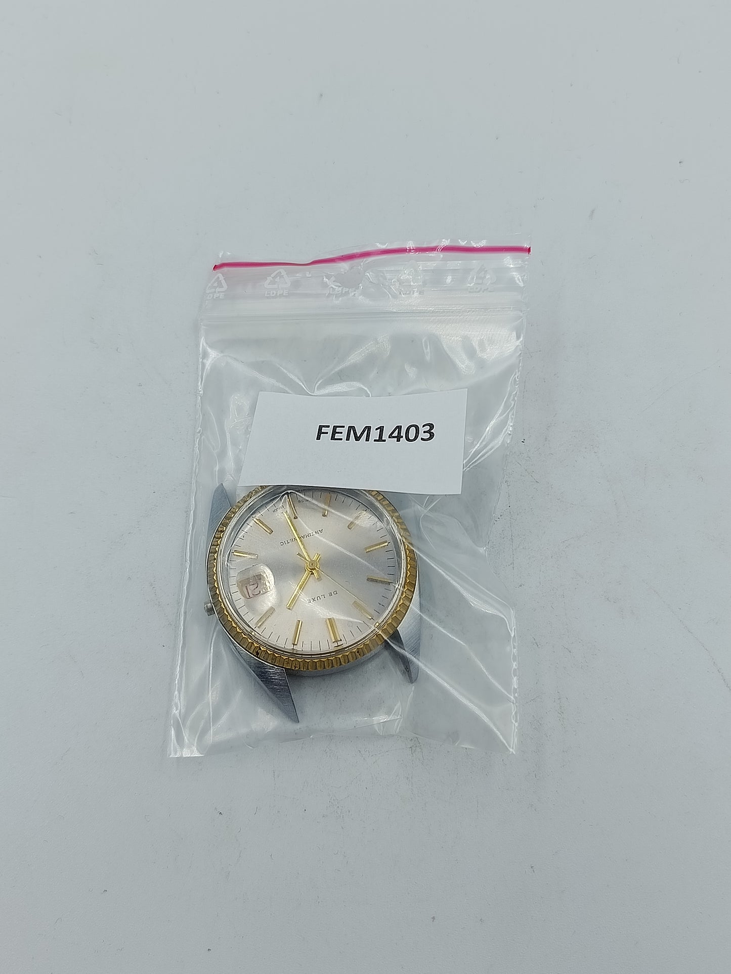 Klassische Schweizer Armbanduhr De Luxe mit goldfarbener Lünette