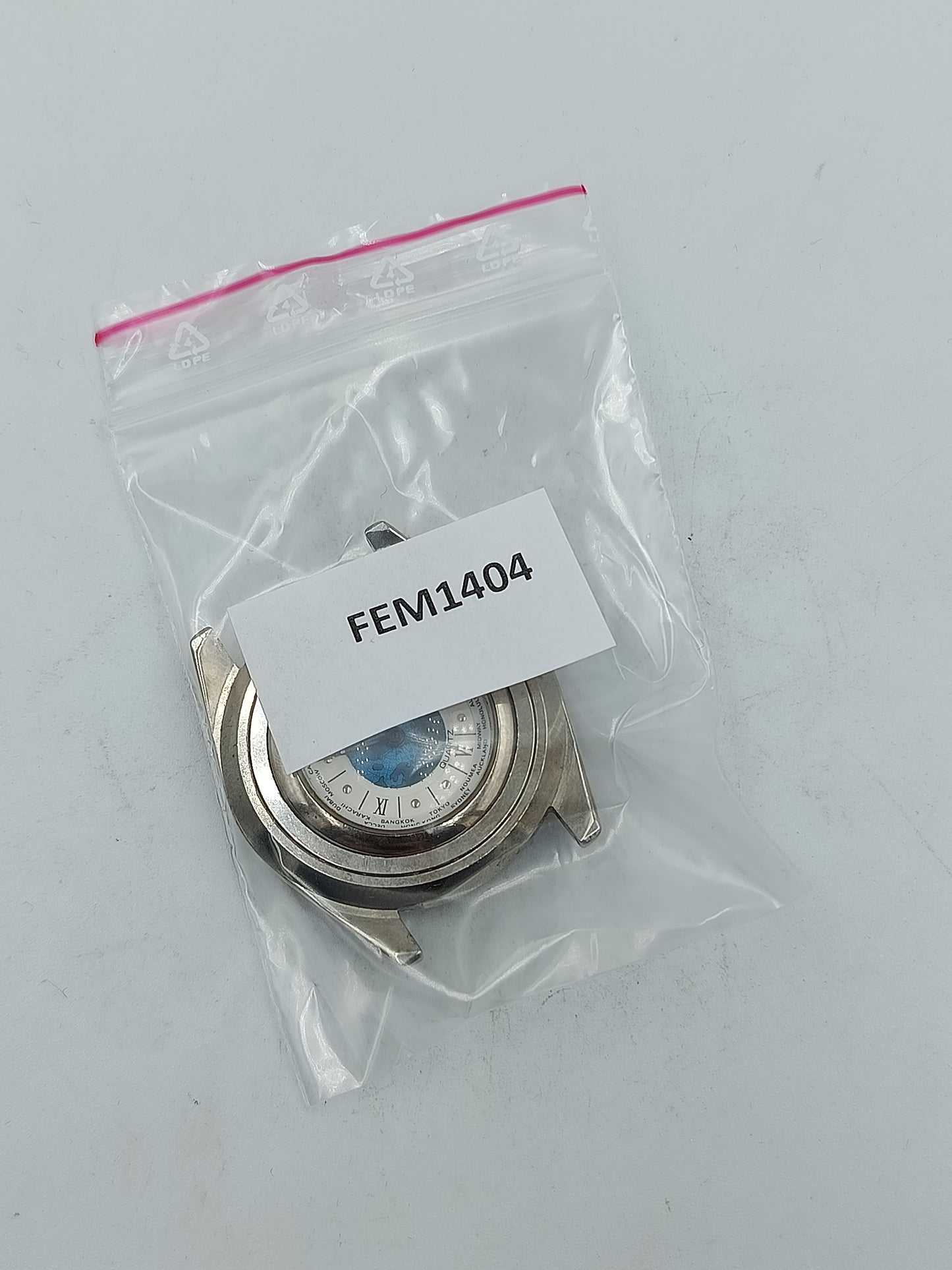 Weltzeituhr Quartz mit drehbarem Gehäuse und detaillierter Weltkartenanzeige im Vintage Stil