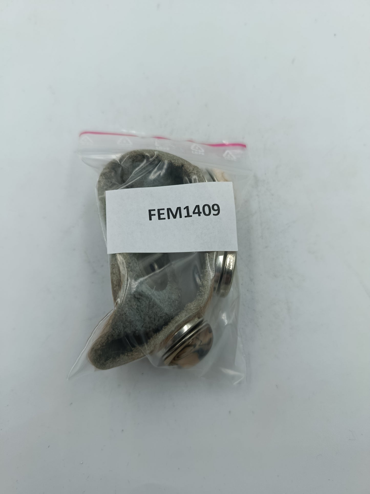 Armband aus Leder mit Felloptik und dekorativen Druckknöpfen im natürlichen Stil