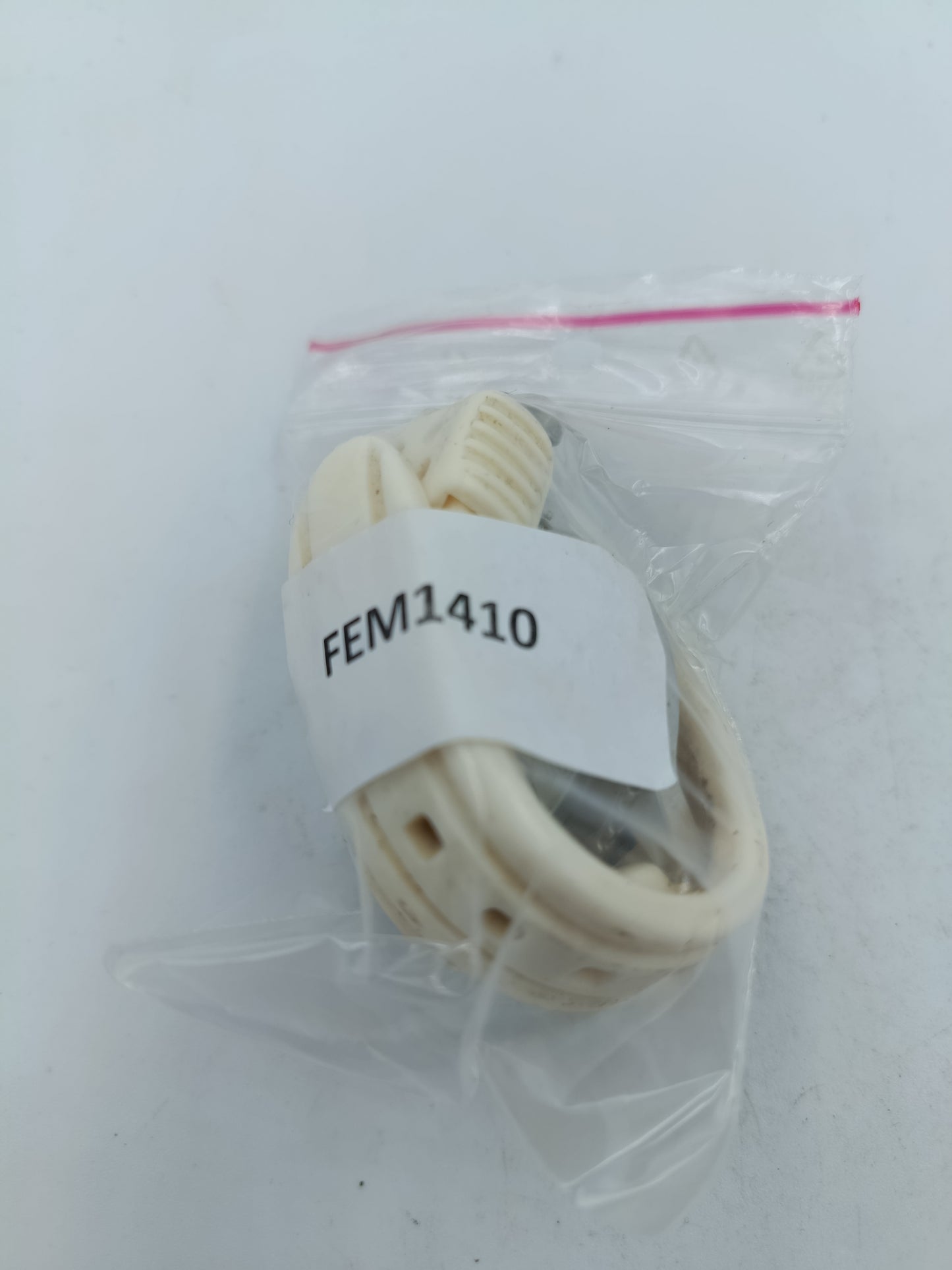 Sportliche Armbanduhr mit weißem Silikonarmband und gut ablesbarem Zifferblatt