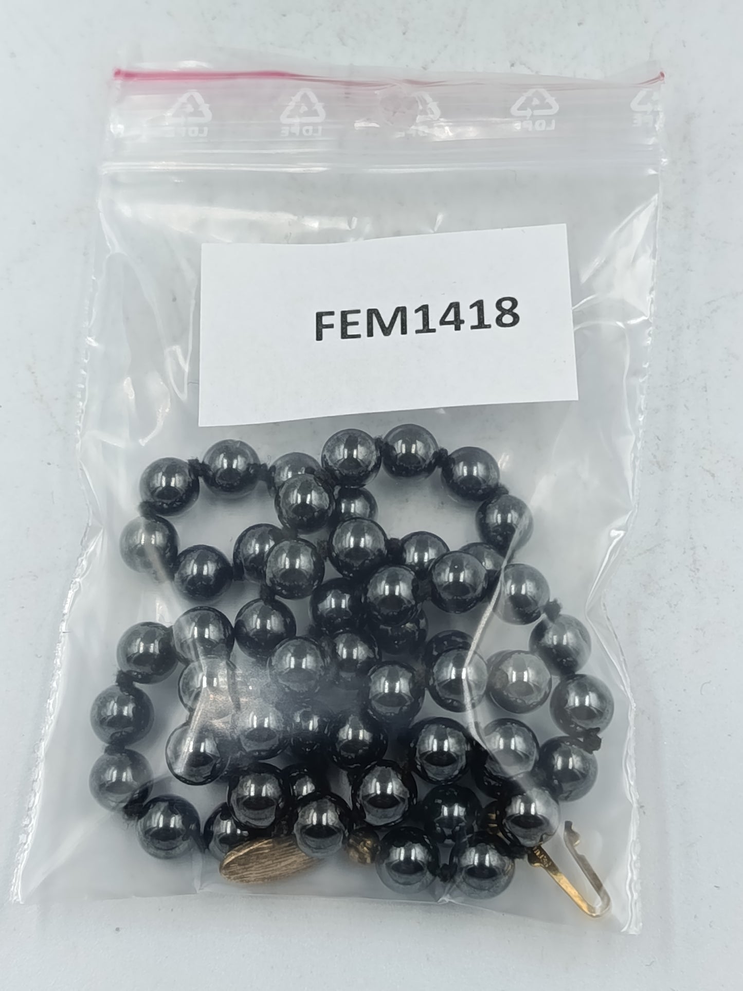 Perlenkette mit glänzenden dunklen Kugeln und hochwertigem Silberverschluss