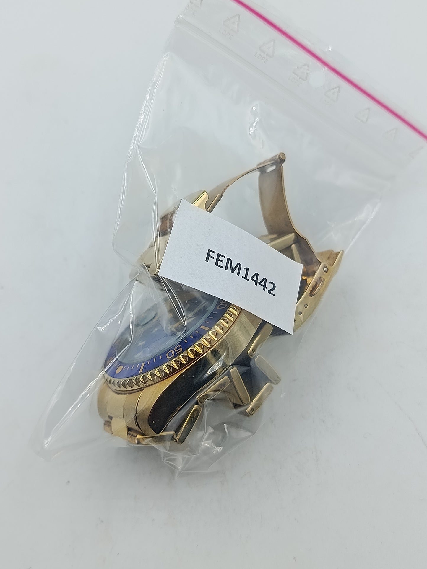 Goldfarbene Armbanduhr mit blauem Zifferblatt Metallarmband und Drehlünette