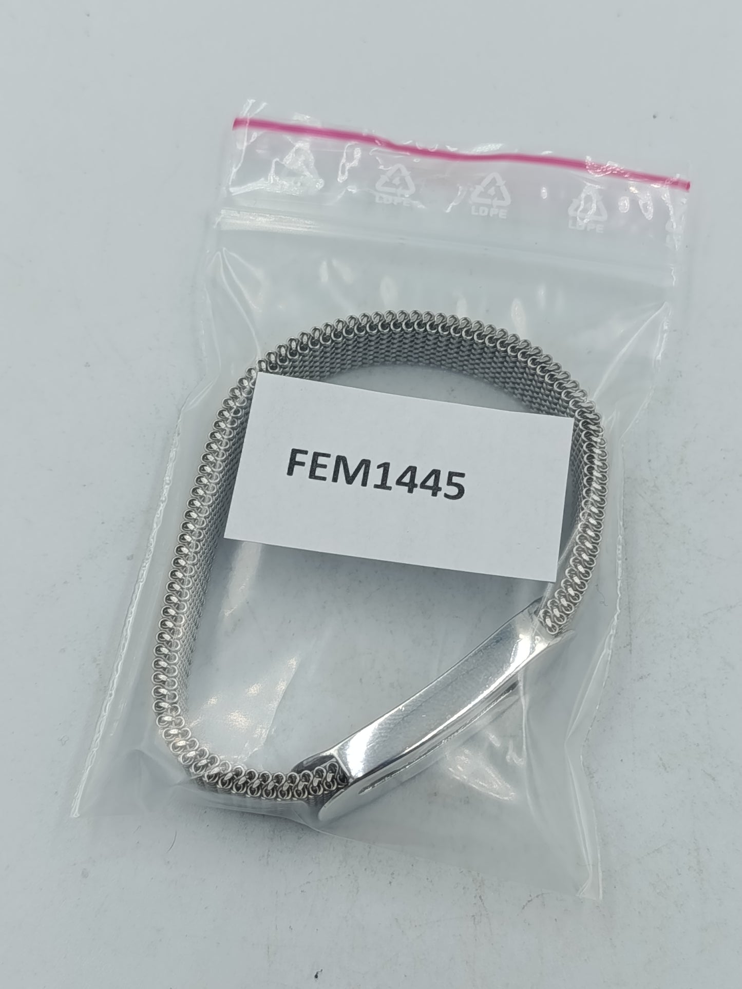 Silberfarbenes elastisches Armband mit feiner Metallstruktur und glattem Mittelstück