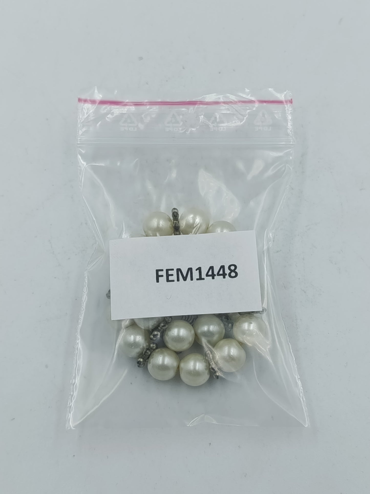 Elastisches Perlenarmband in Creme mit dekorativem Hirschanhänger in silberfarbener Optik