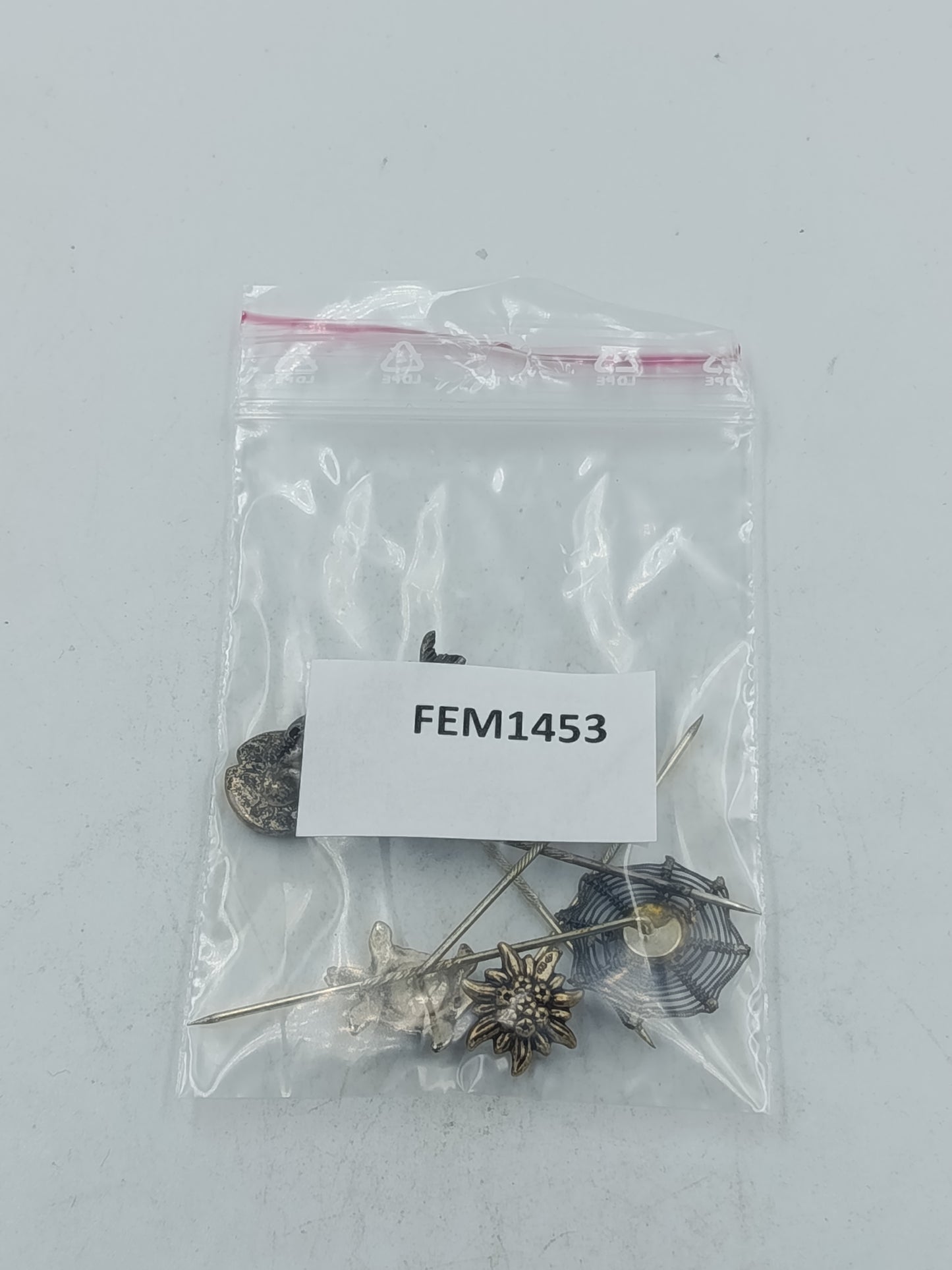 Dekoratives Set aus fünf Sammlernadeln mit Tier und Naturmotiven in Metallausführung