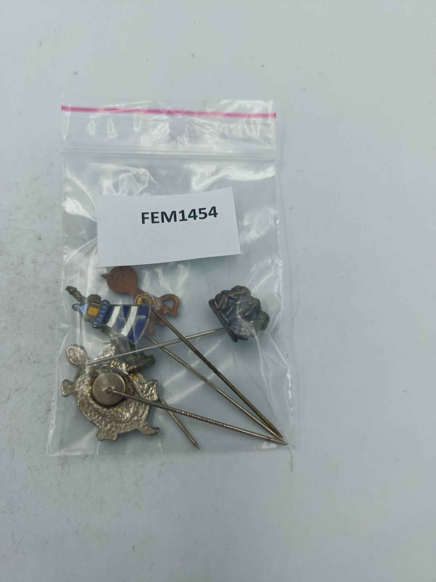 Dekoratives Set aus fünf Sammlernadeln mit Figuren Tier und maritimen Motiven im Vintage Stil