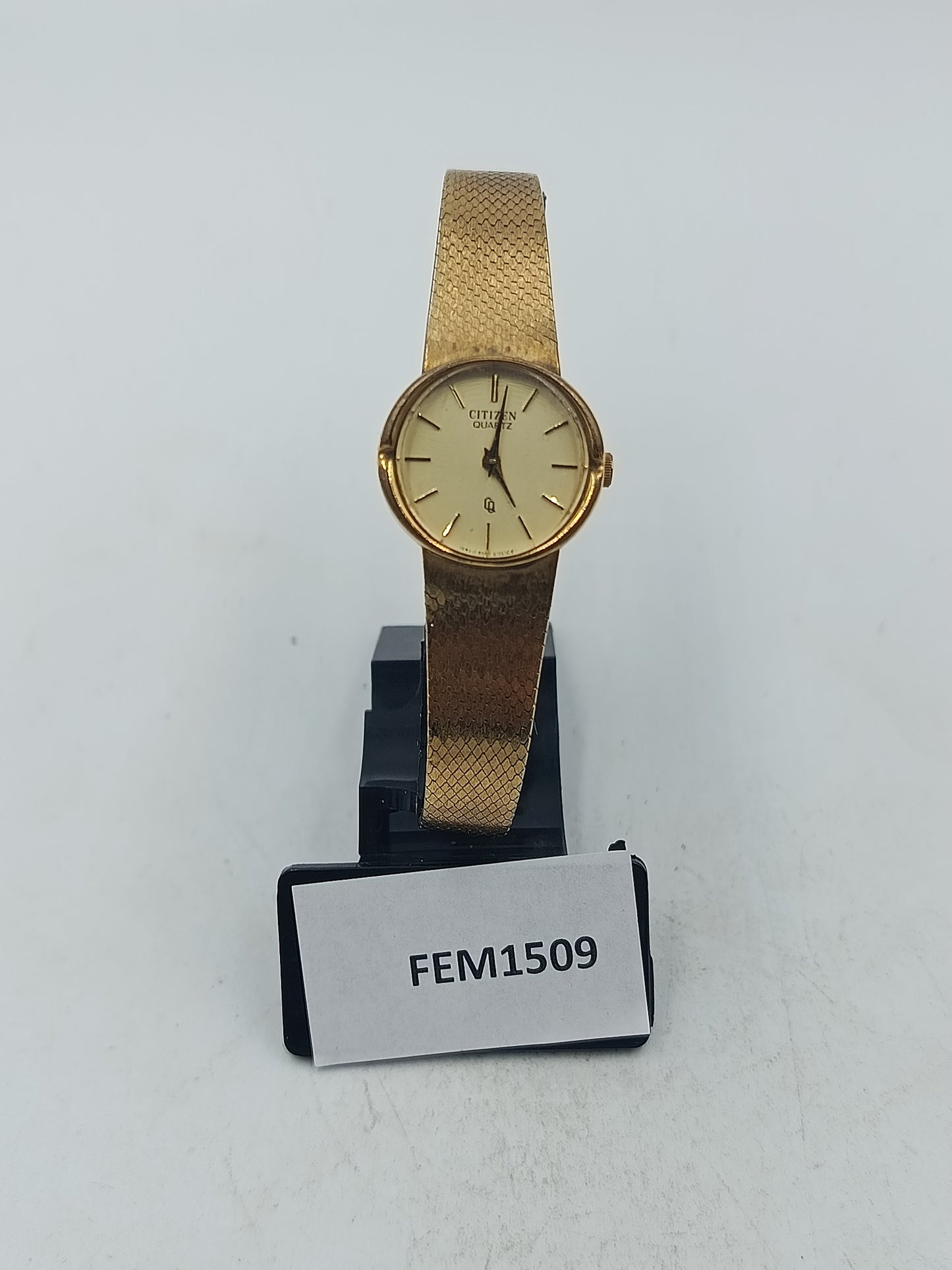 Goldfarbene Armbanduhr mit fein gemustertem Metallband