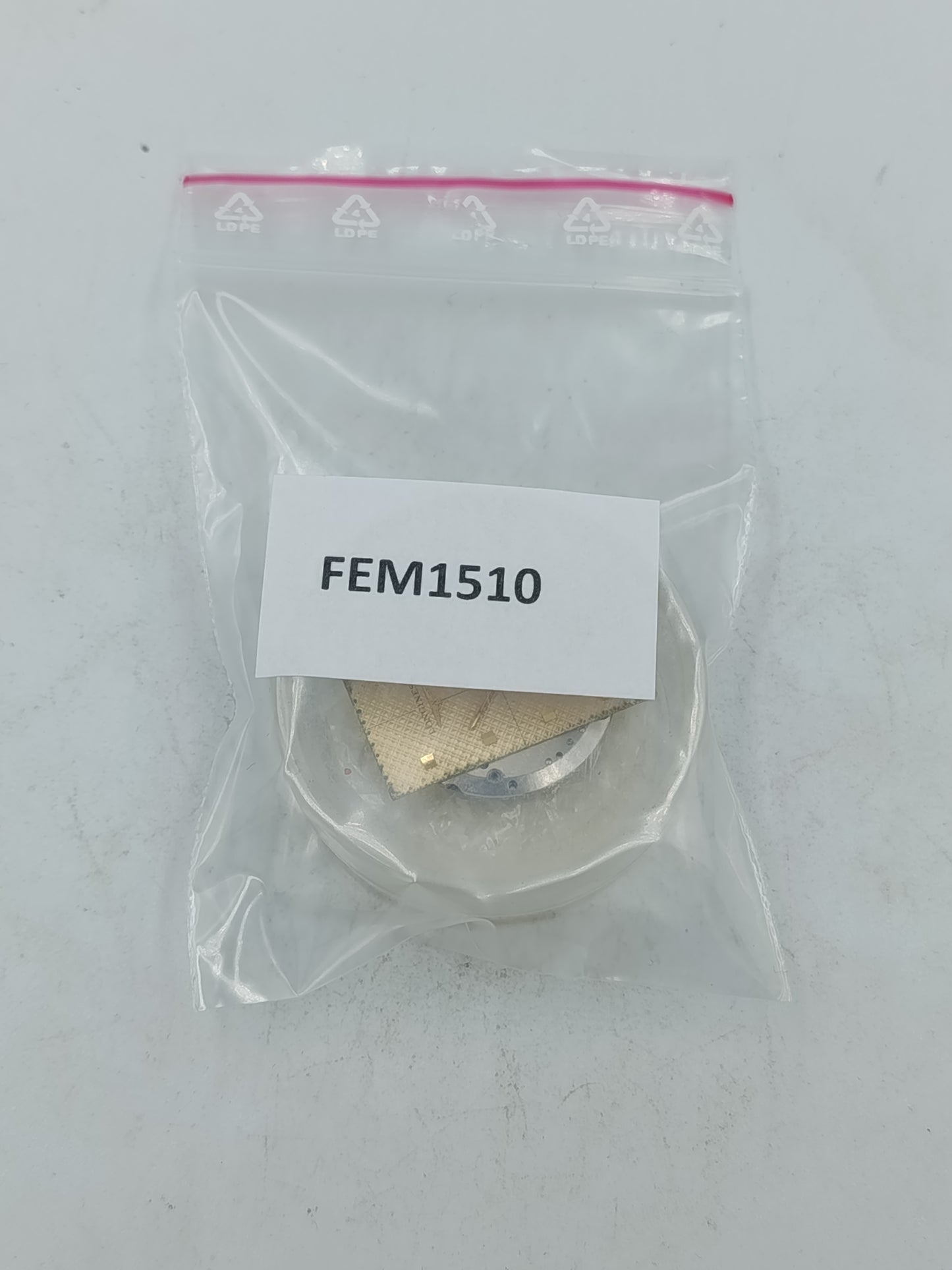 Uhrenwerk mit goldenem Zifferblatt im klassischen Longines Stil