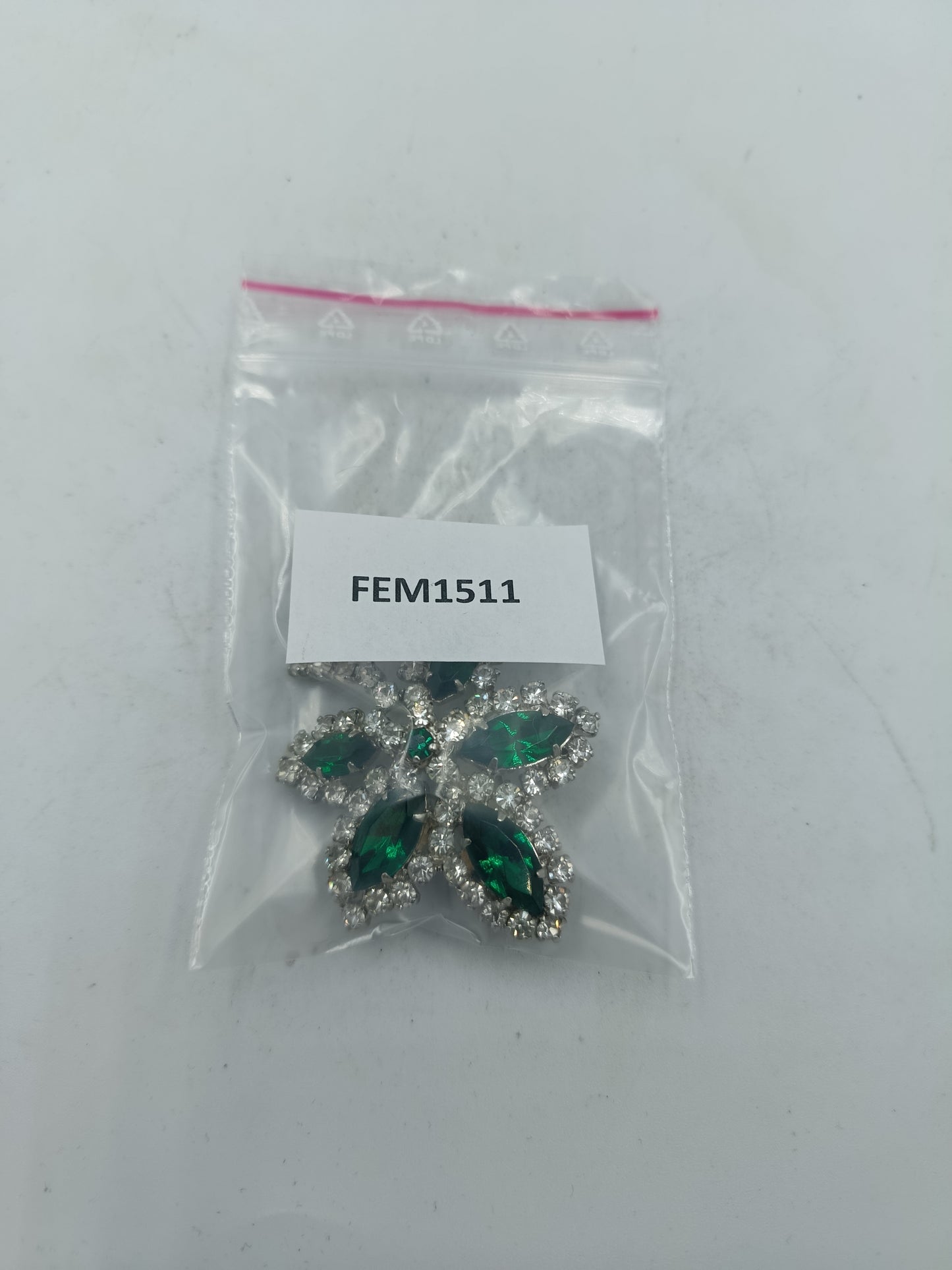 Blütenbrosche in leuchtendem Smaragdgrün mit funkelnden Kristallen