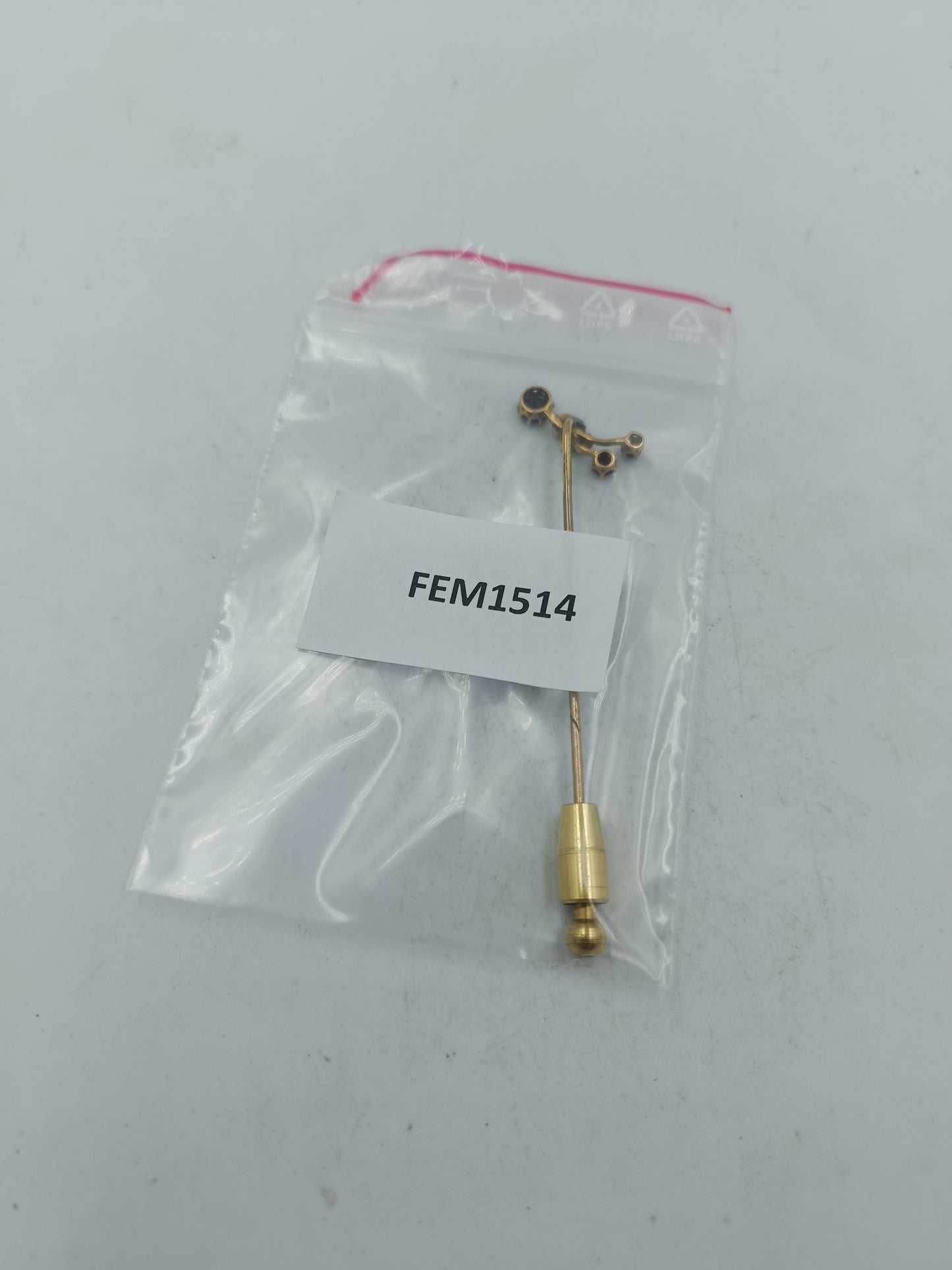 Elegante Anstecknadel mit rubinfarbenen Steinen und zarten Perlenakzenten