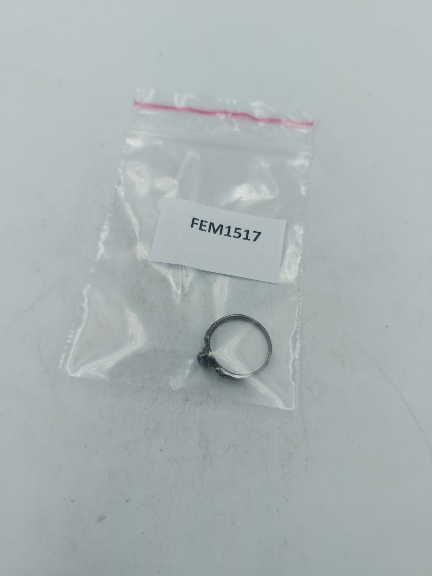 Schmaler Silberring mit tiefblauem Stein und kunstvoller Gravur im klassischen Design