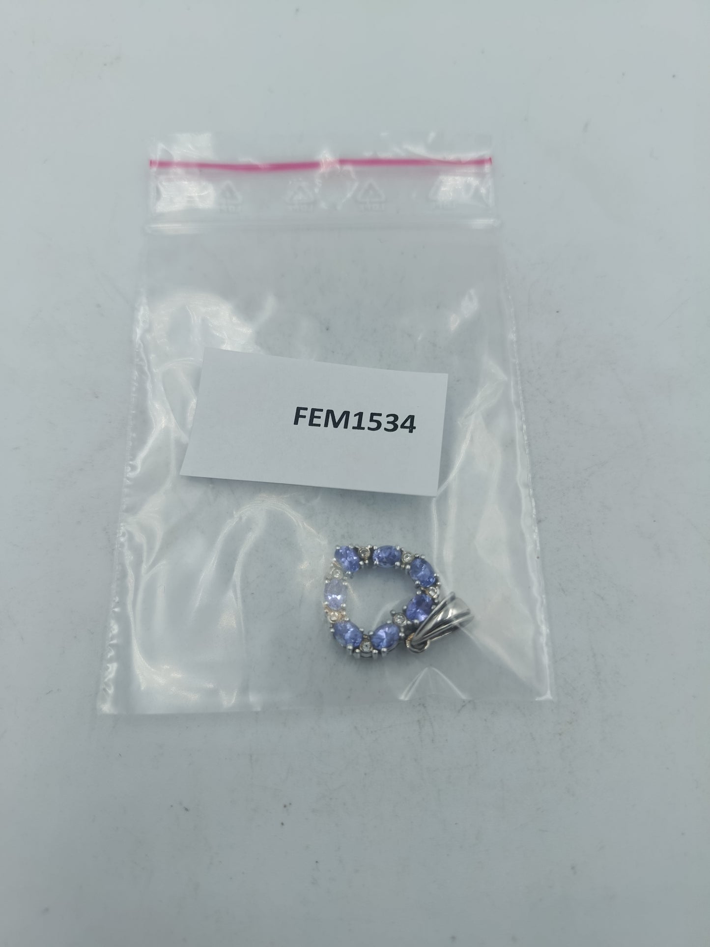 Silberanhänger mit blauen Edelsteinen im eleganten Herzdesign