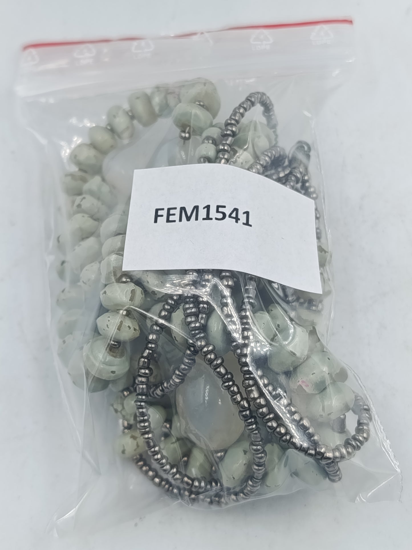 Mehrreihige Halskette mit grünen Naturperlen und dekorativen Akzenten