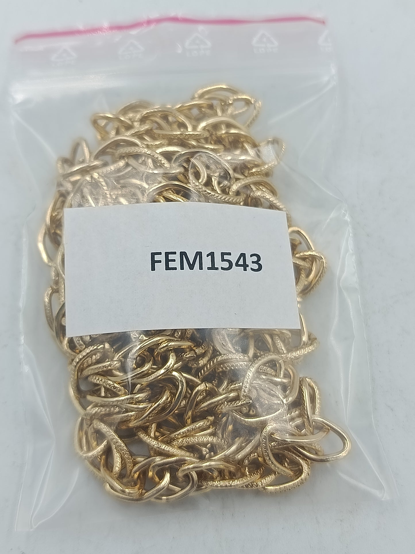 Vergoldete Kette mit ineinander liegenden Gliedern im eleganten Design