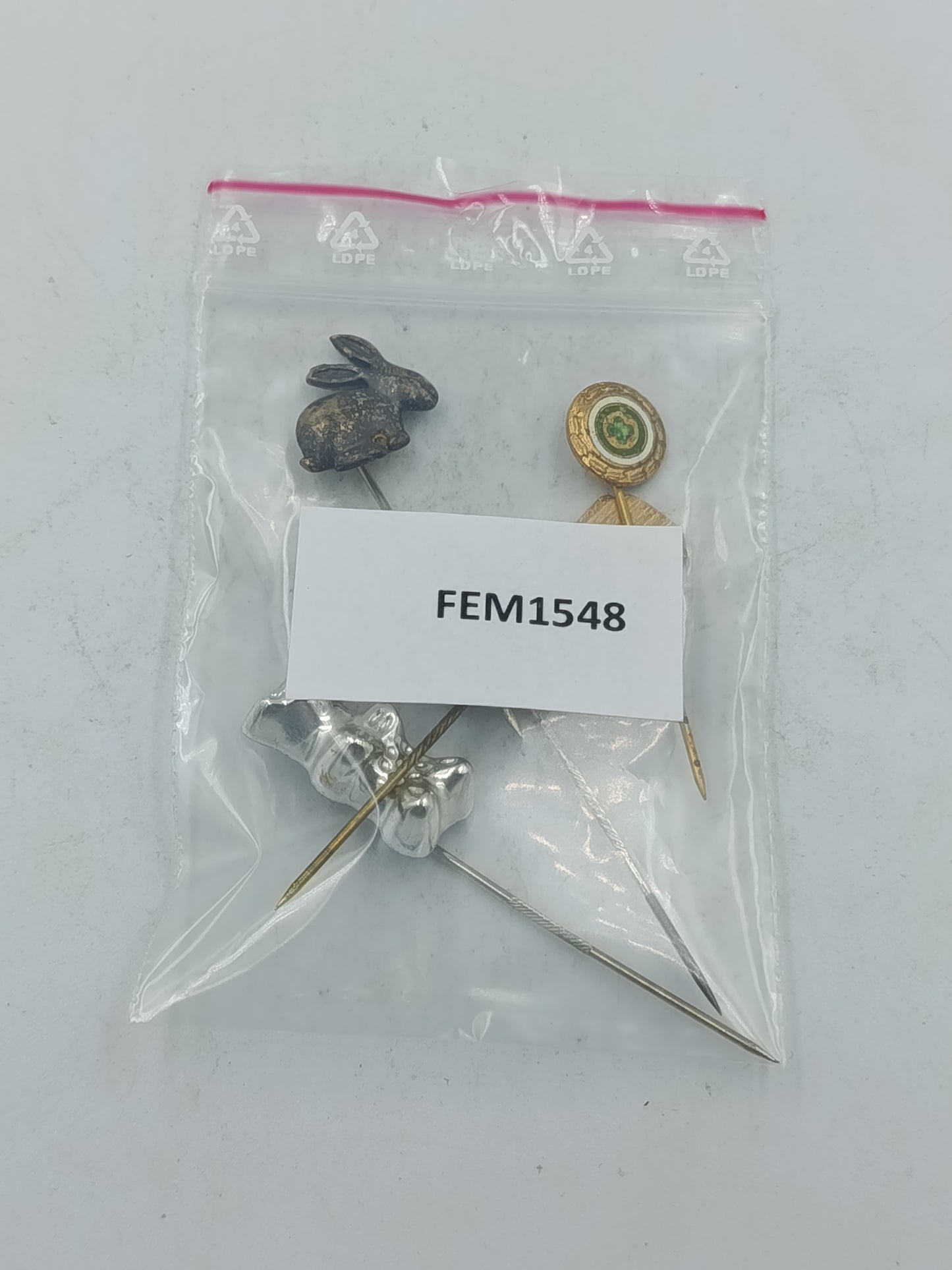 Vintage Anstecknadeln Set mit fünf verschiedenen Motiven