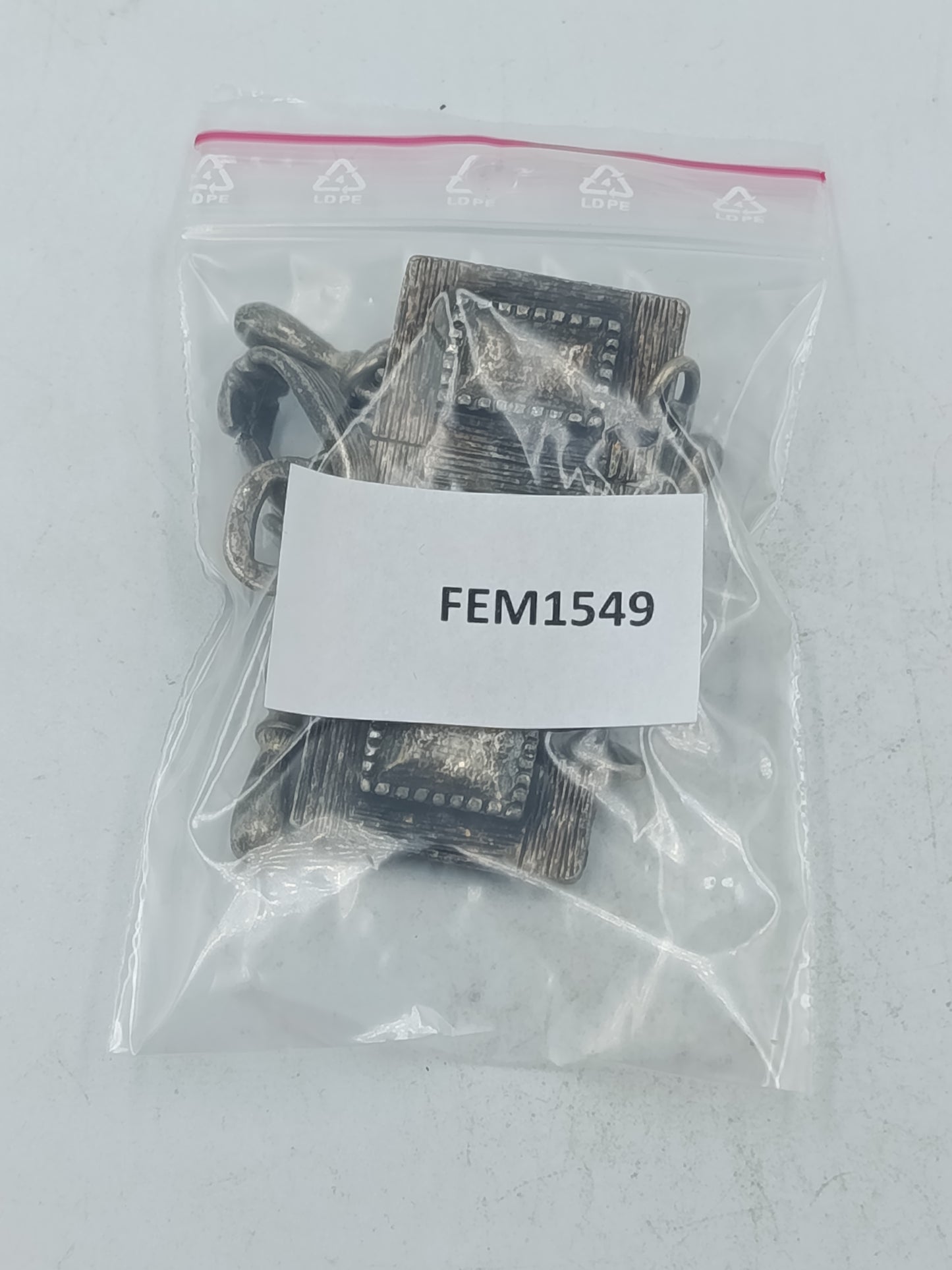 Großer versilberter Anhänger im geometrischen Design mit beweglichen Elementen