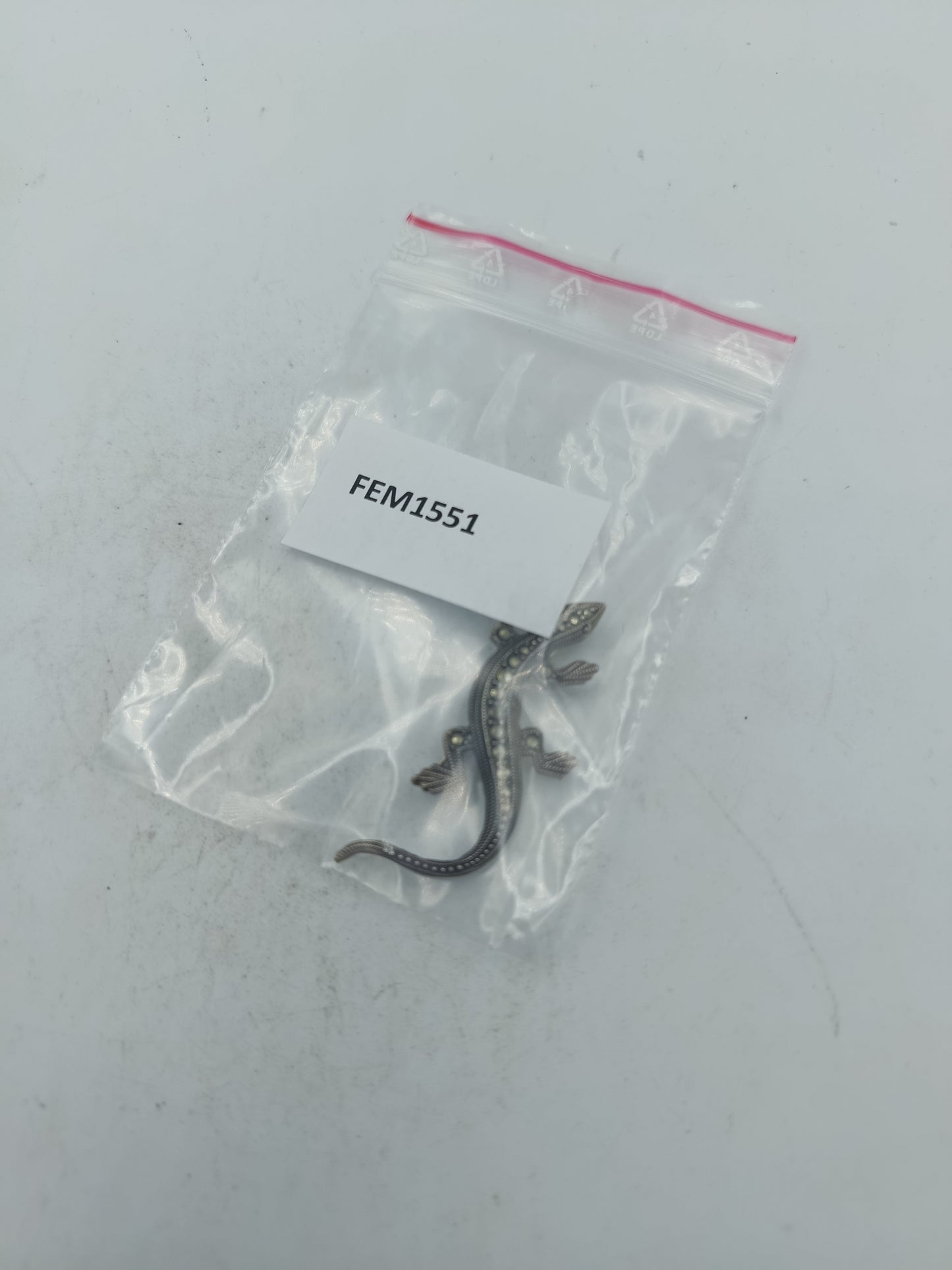 Elegante Silberbrosche in Echsenform mit funkelnden Markasitsteinen