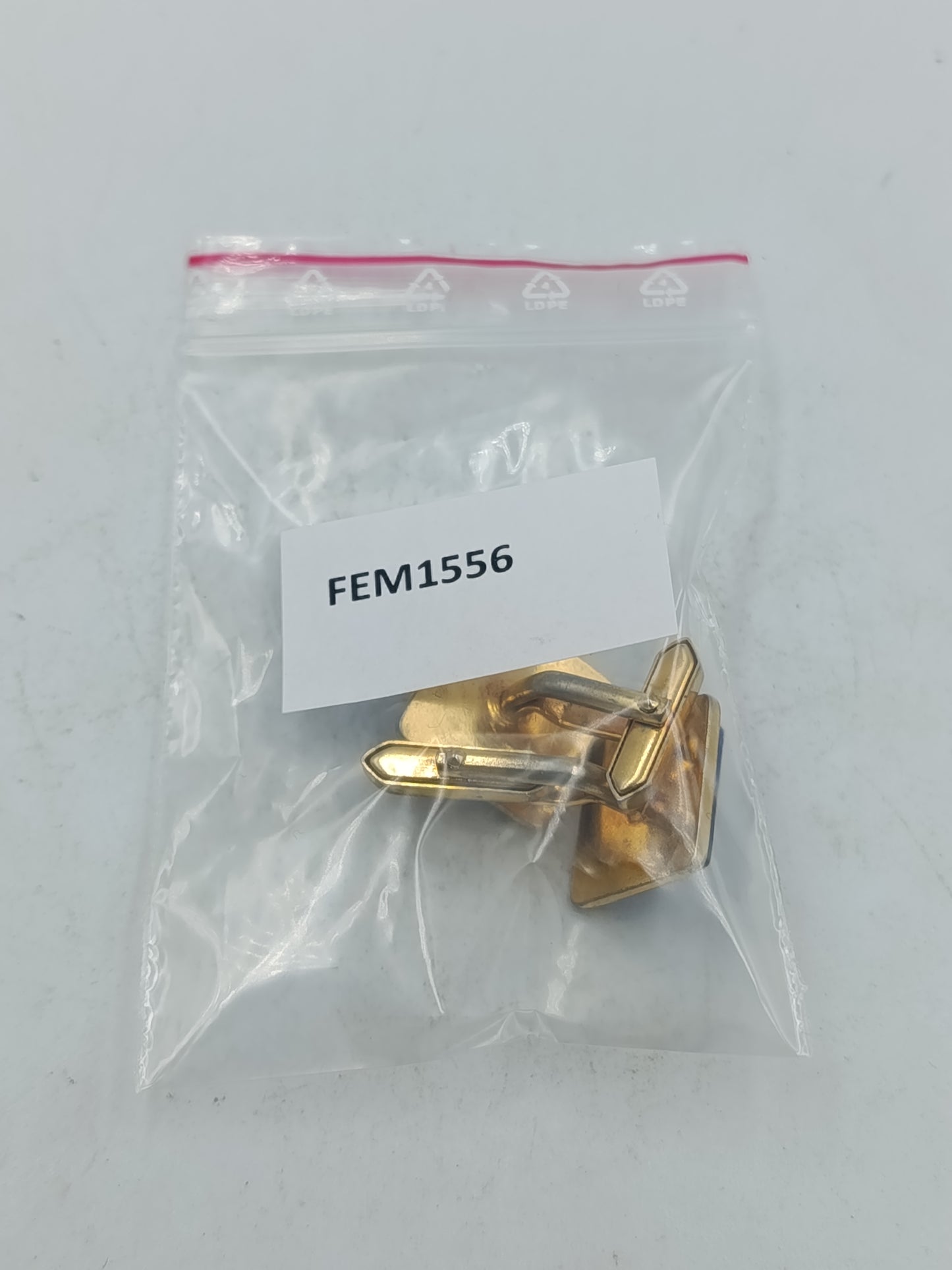 Elegante Manschettenknöpfe in Goldoptik mit tiefblauem Steineinsatz im klassischen Stil