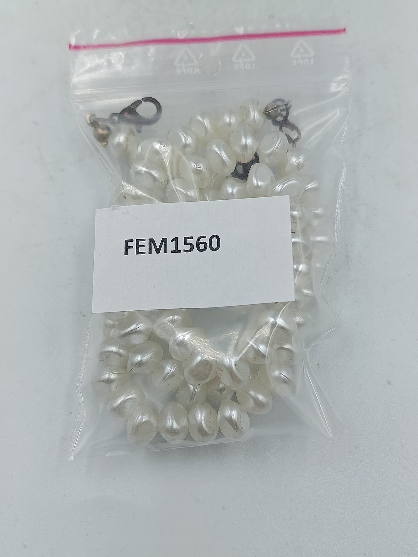 Klassische Perlenkette in natürlicher Optik mit unregelmäßigen Süßwasserperlen für zeitlose Eleganz