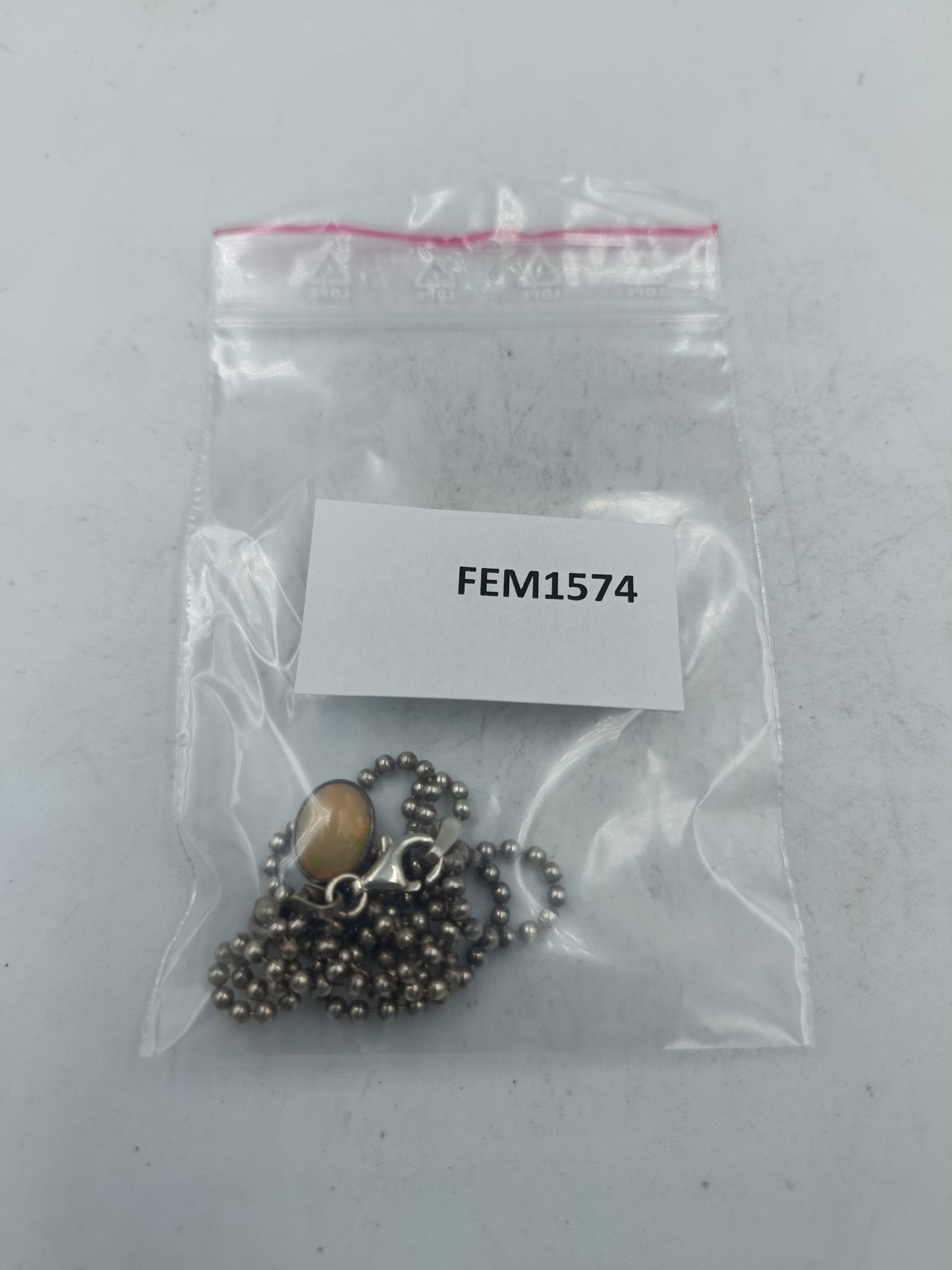 Zarte Kette aus 925 Silber mit schimmerndem Opal Anhänger im eleganten zeitlosen Stil