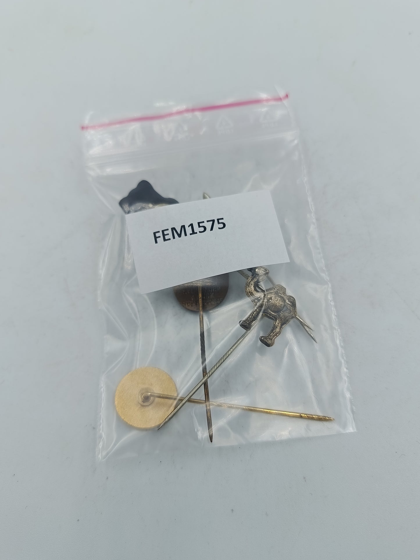 Vintage Anstecknadeln Set mit verschiedenen Motiven für Sammler und Liebhaber klassischer Accessoires