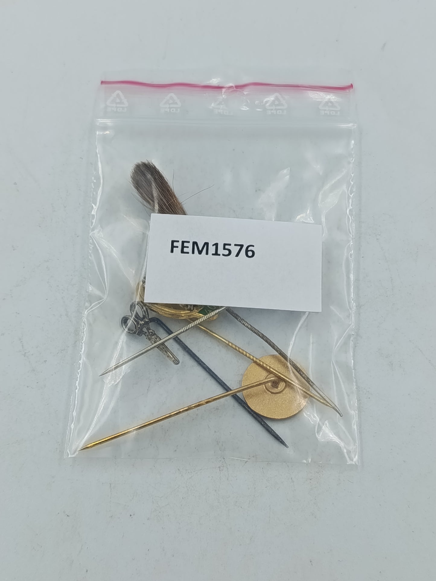 Vintage Anstecknadeln Set mit verschiedenen Motiven Sammlerstück