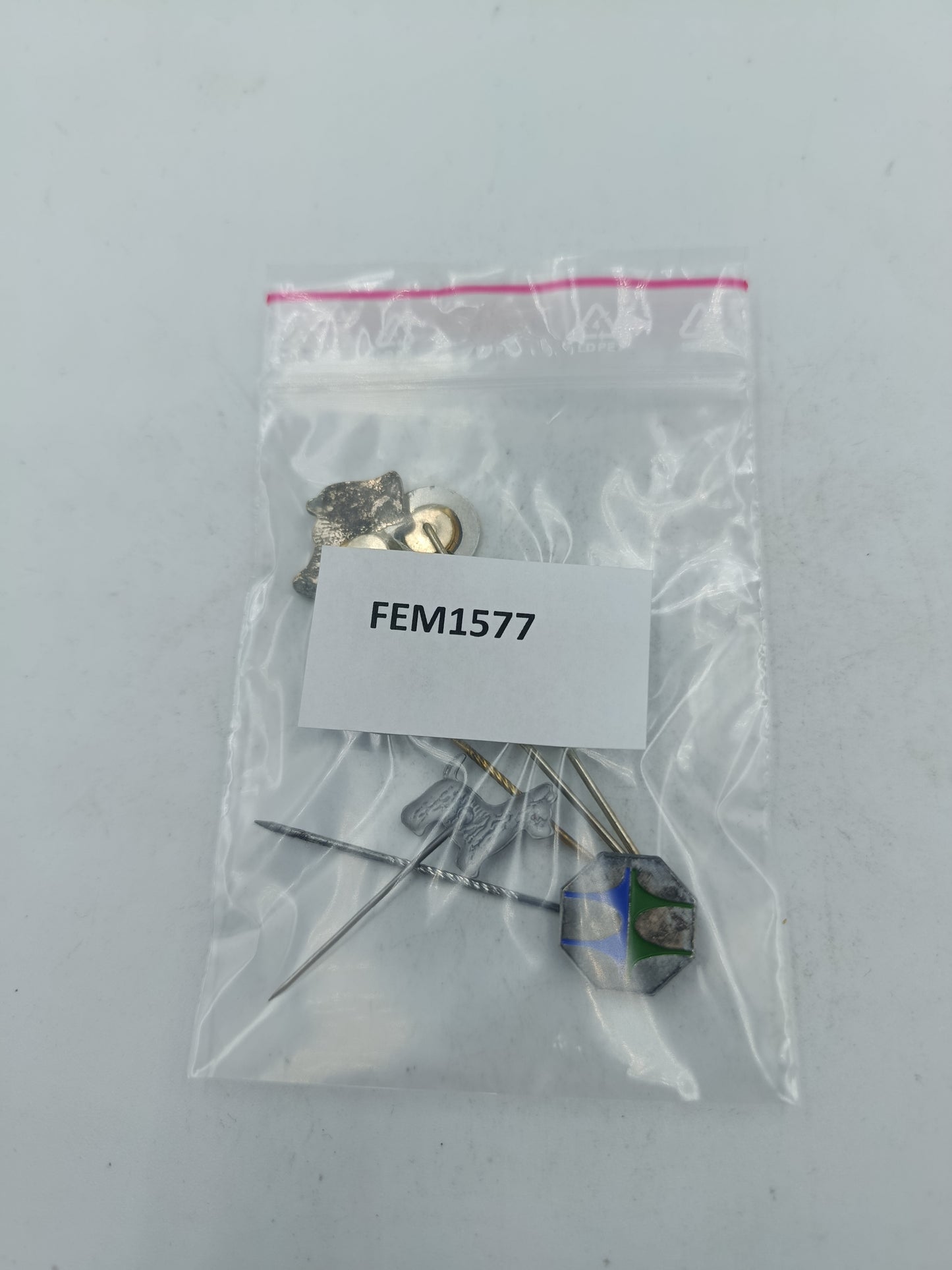 Vintage Anstecknadeln Set mit Tier und Symbol Motiven