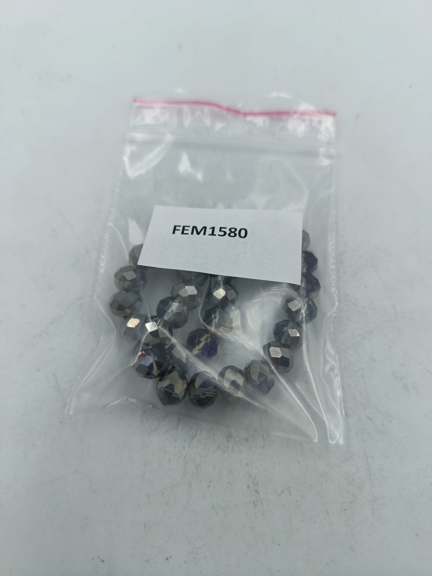 Elastisches Perlenarmband mit facettierten Glasperlen in edlem Grau und sanftem Schimmer