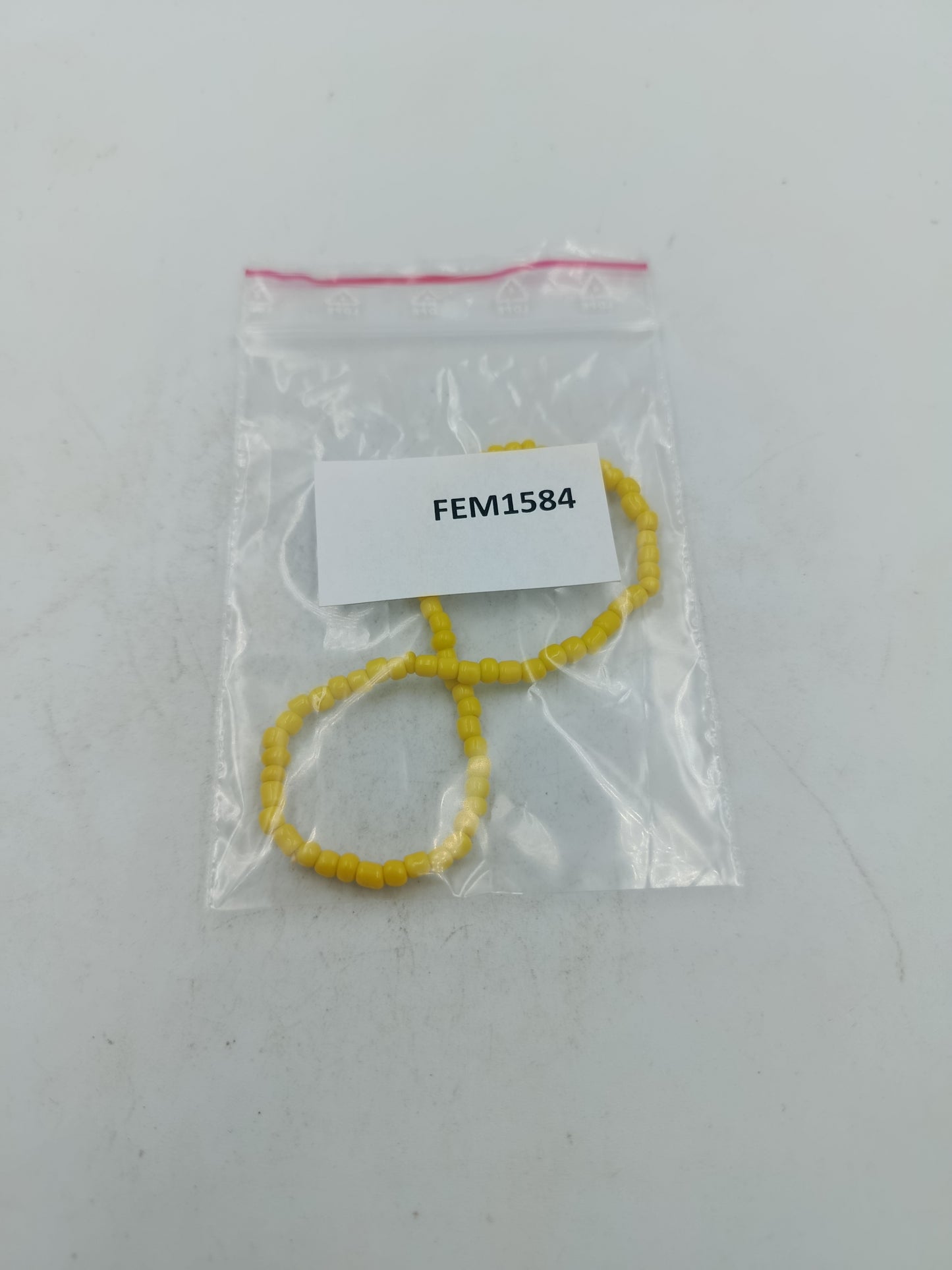 Schlichtes elastisches Armband aus gelben Glasperlen für sommerliche Akzente