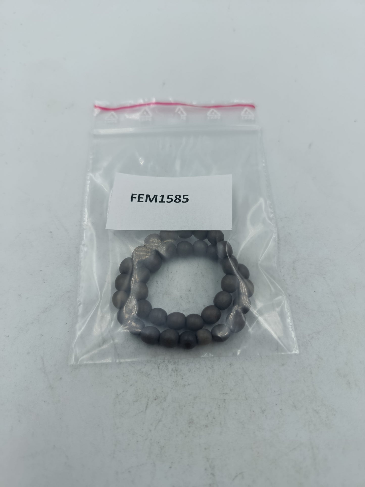 Modernes elastisches Armband aus matten grauen Perlen mit ruhiger minimalistischer Ausstrahlung