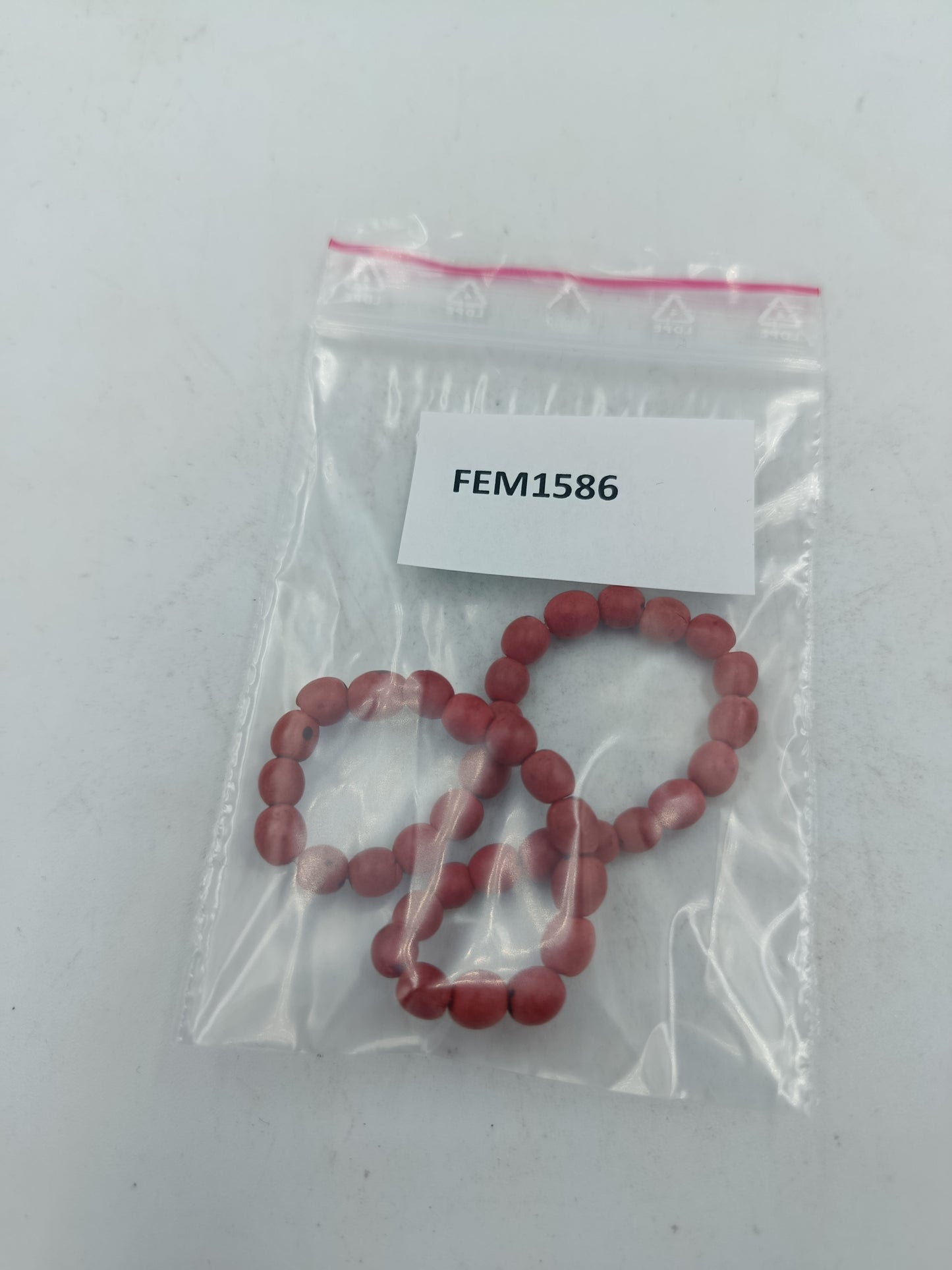 Schlichtes elastisches Armband aus roten matten Perlen für warme natürliche Akzente