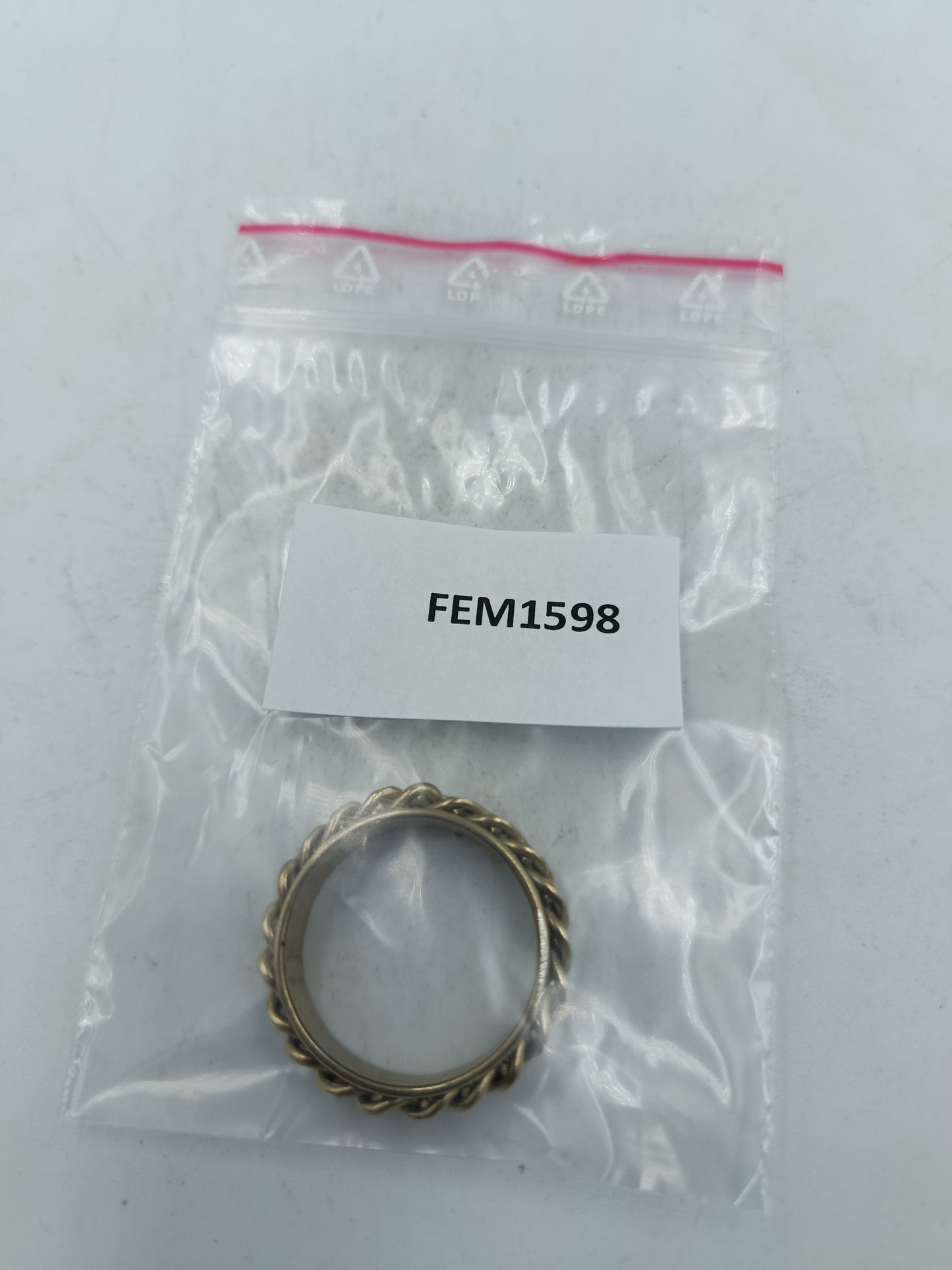 Markanter Ring in Goldoptik mit Kettendesign zeitlos und ausdrucksstark