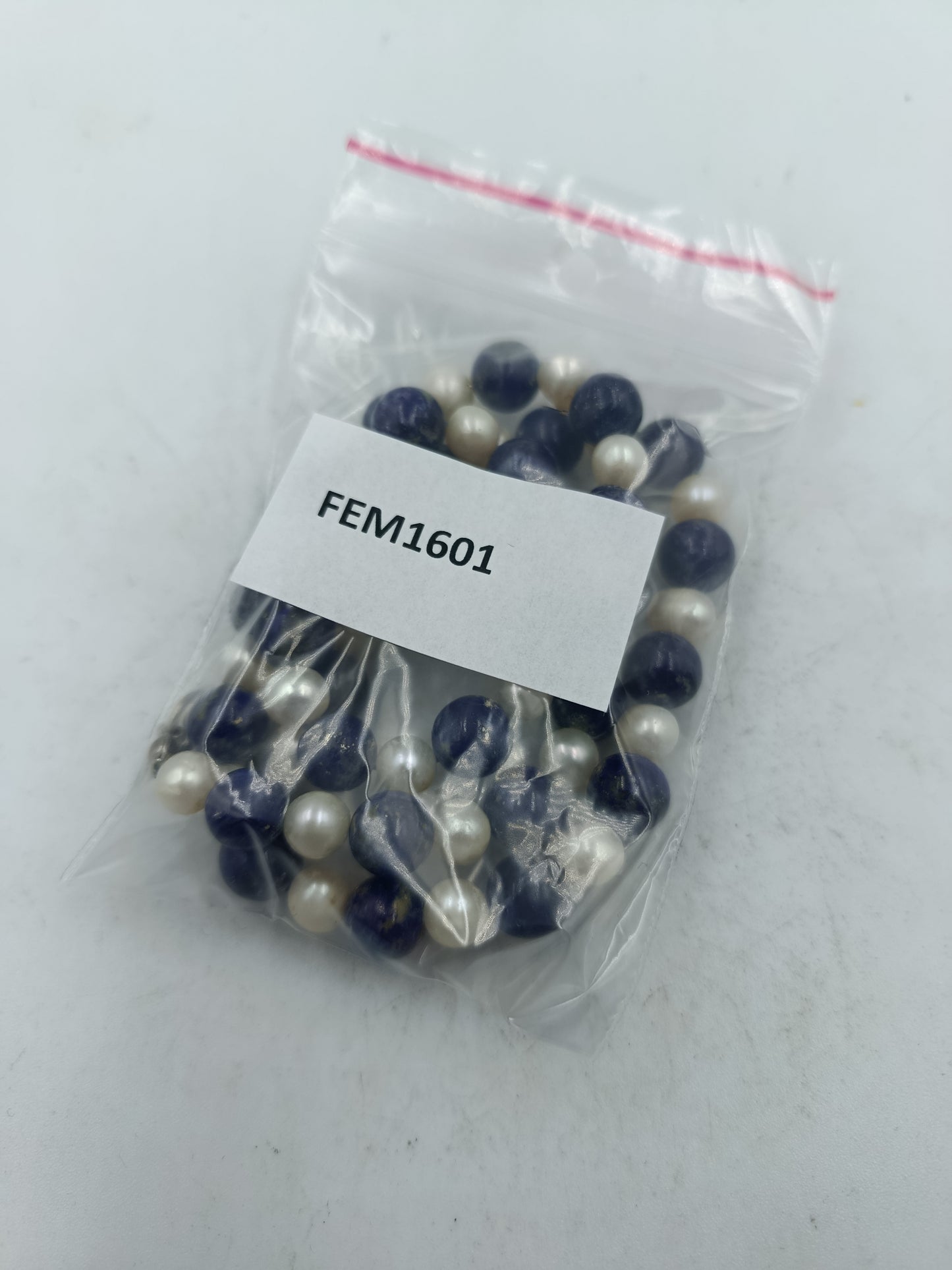 Edle Perlenkette in Blau Weiß mit harmonischem Farbspiel und klassischer Ausstrahlung