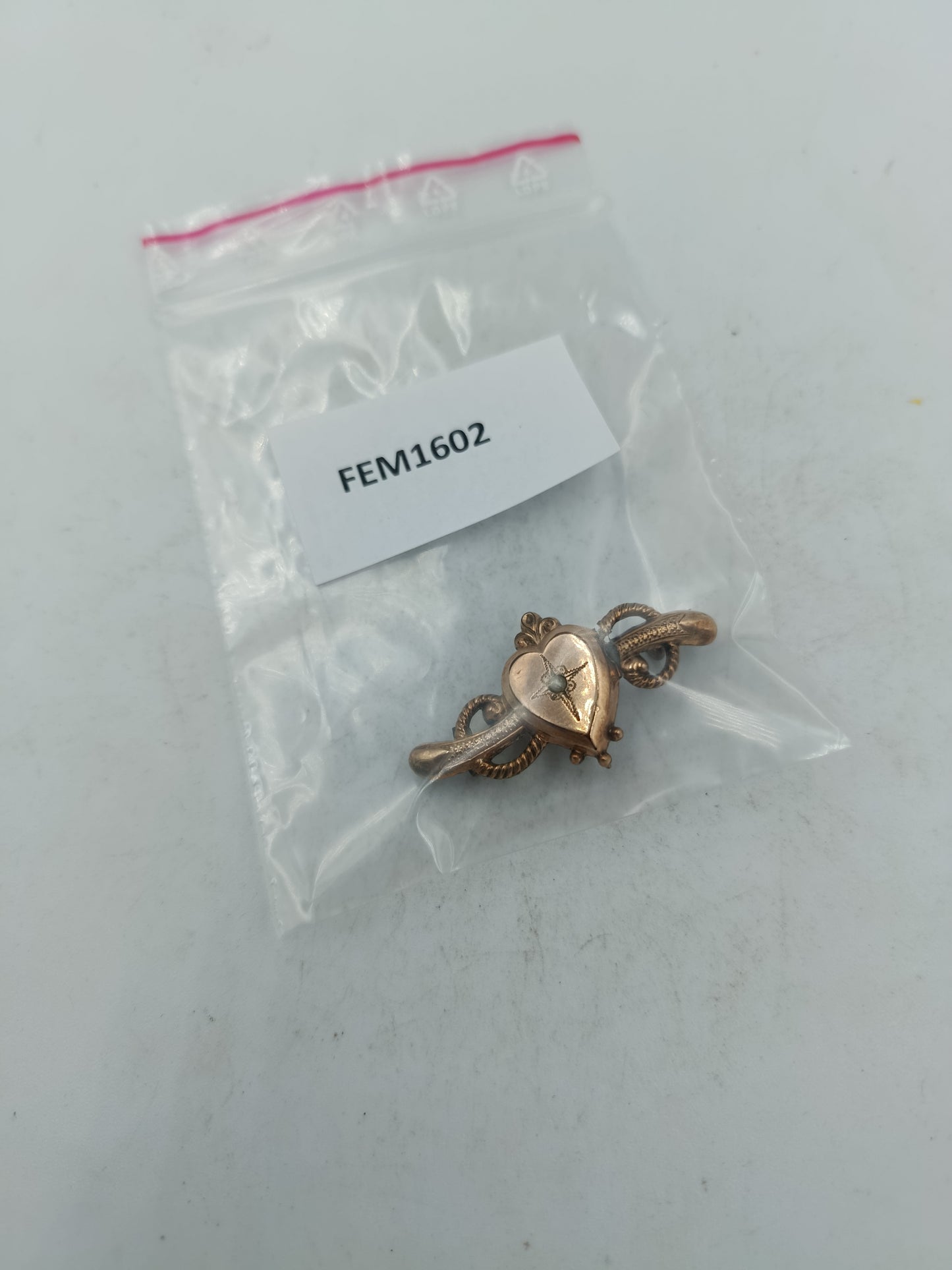 Zarte Brosche in Herzform mit romantischem Design und feinen Verzierungen