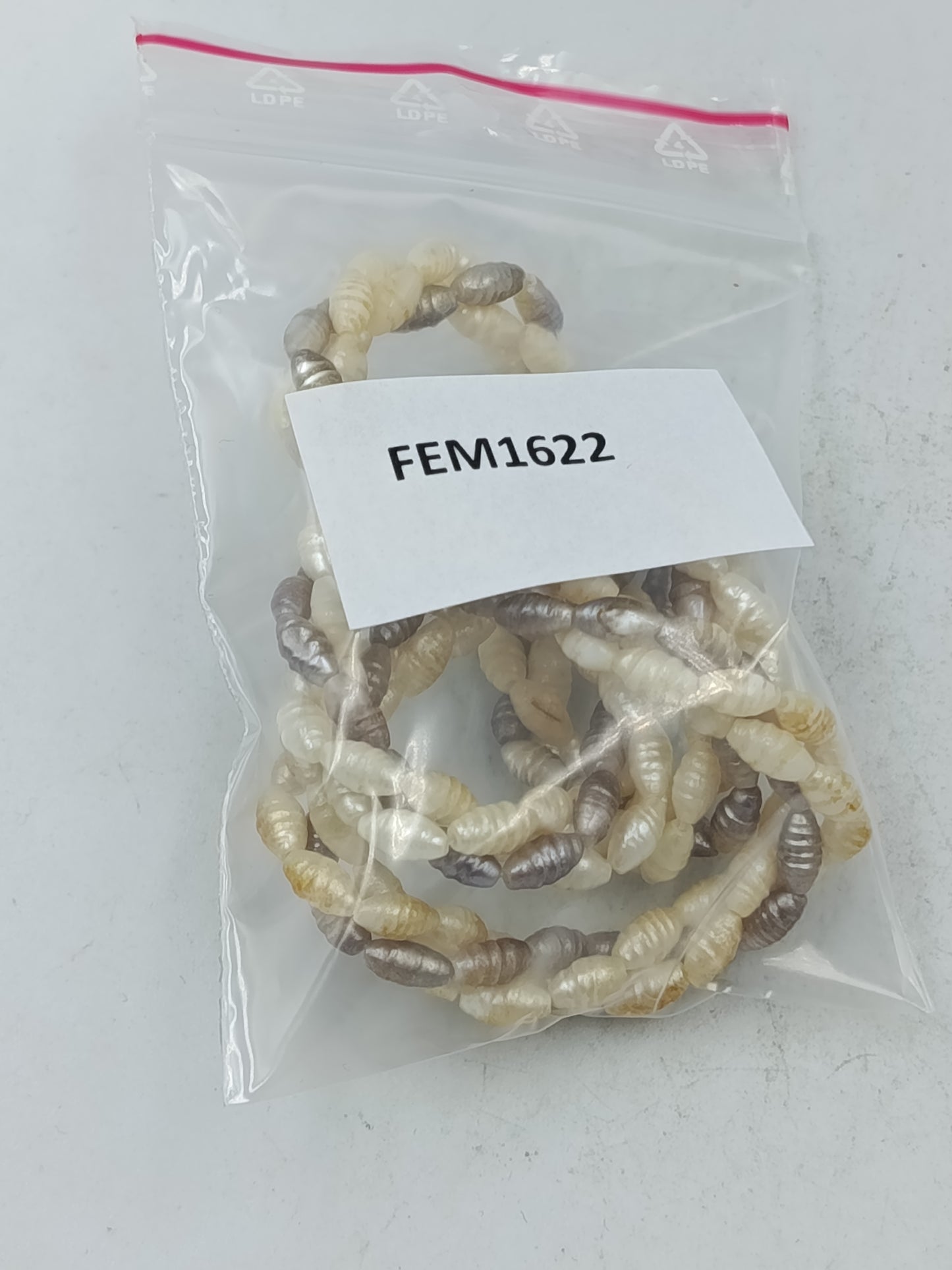Gedrehte Perlenkette aus schimmernden Süßwasserperlen in Creme und Silbertönen
