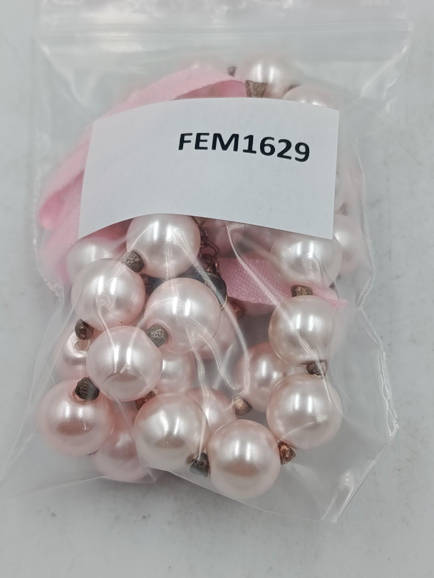 Elegante Perlenkette in zartem Rosé mit Schleifenband und Charm Anhänger