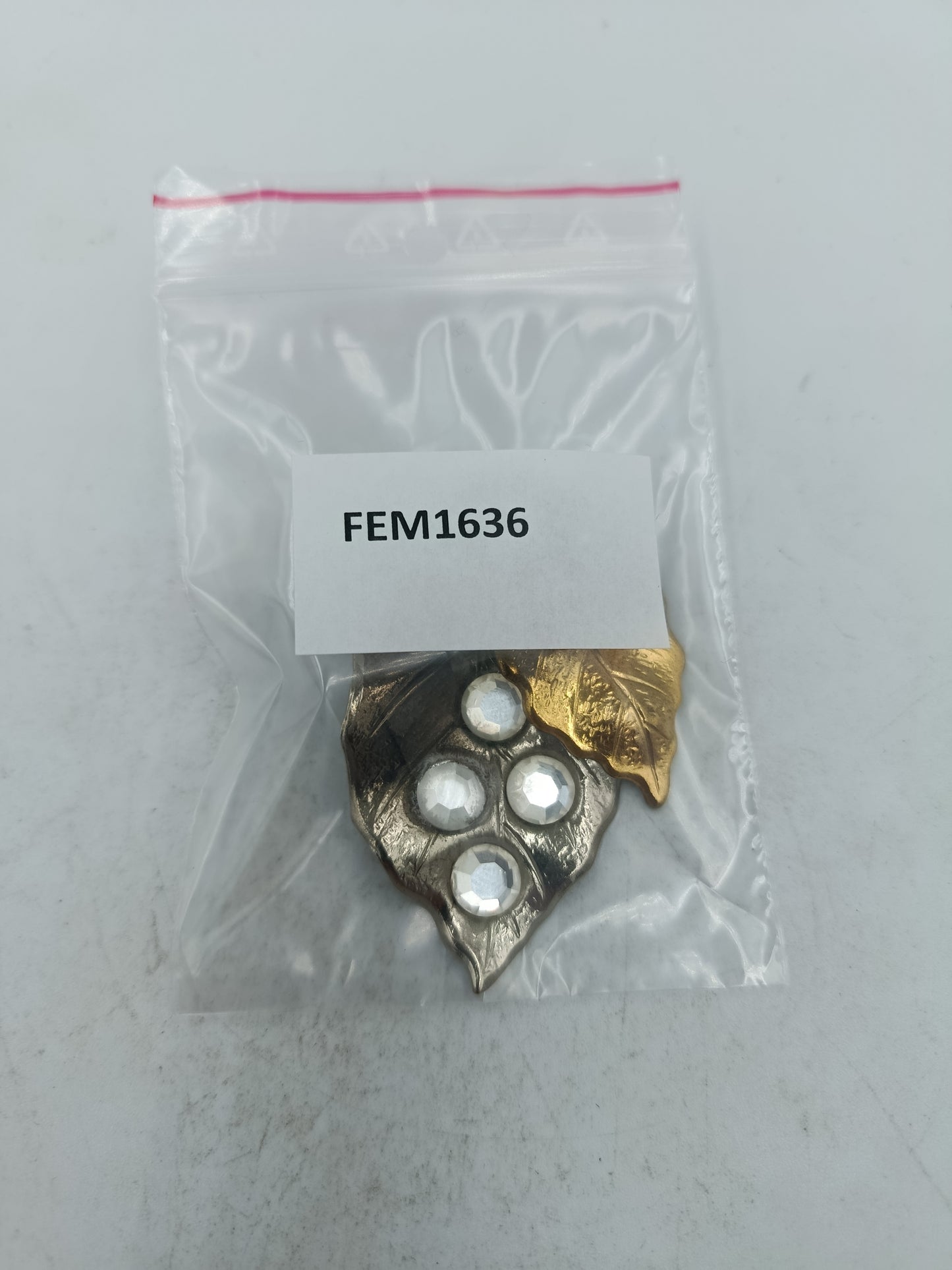Edle Brosche in Blattform mit Strasssteinen und Perlen in Gold und Silberoptik