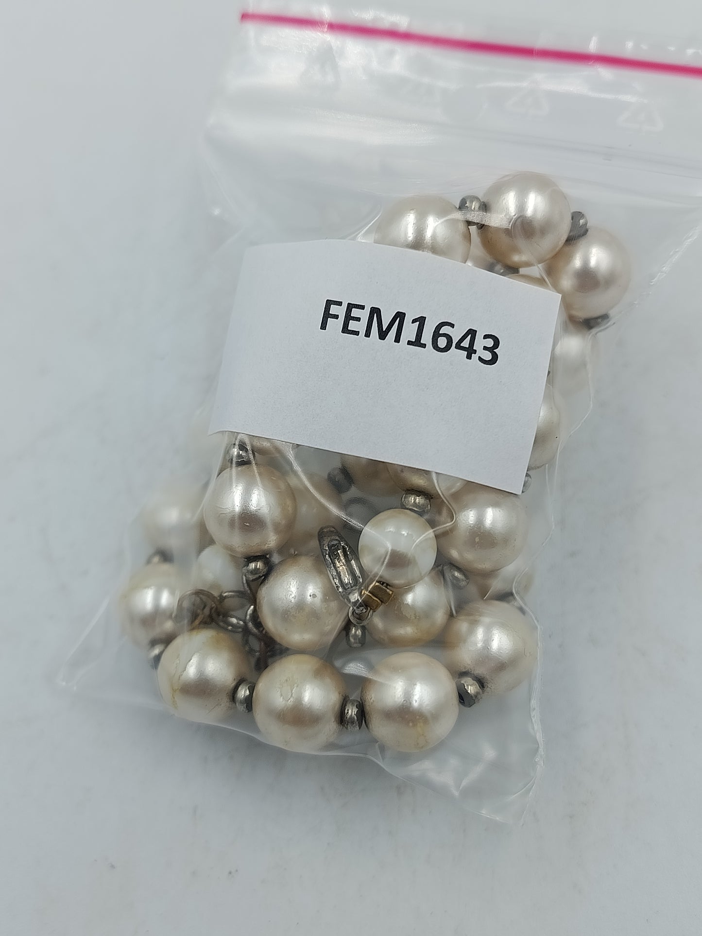 Klassische Perlenkette in Cremeweiß mit zeitloser Eleganz
