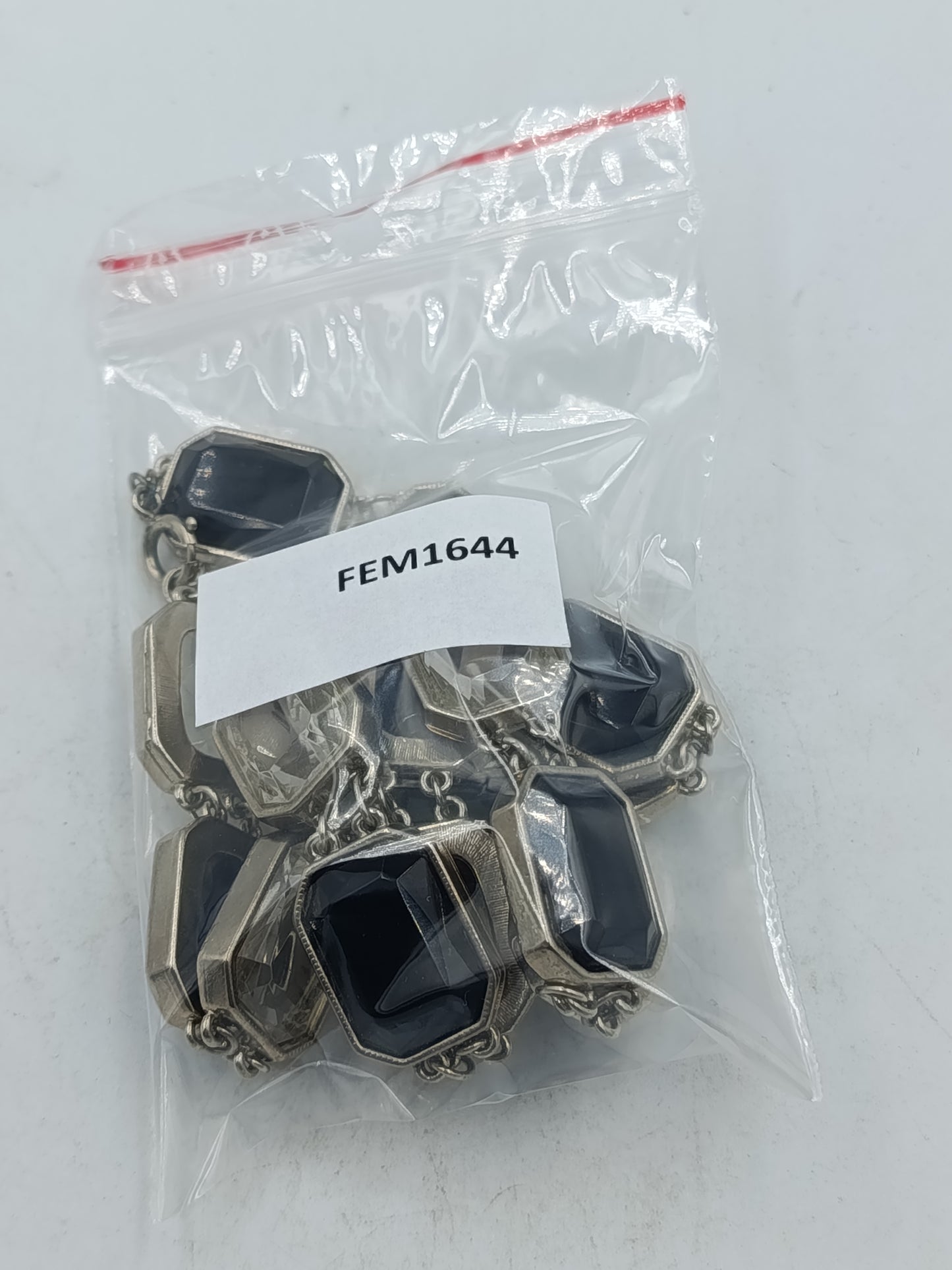 Elegante Gliederkette mit schwarzen und klaren Schmucksteinen