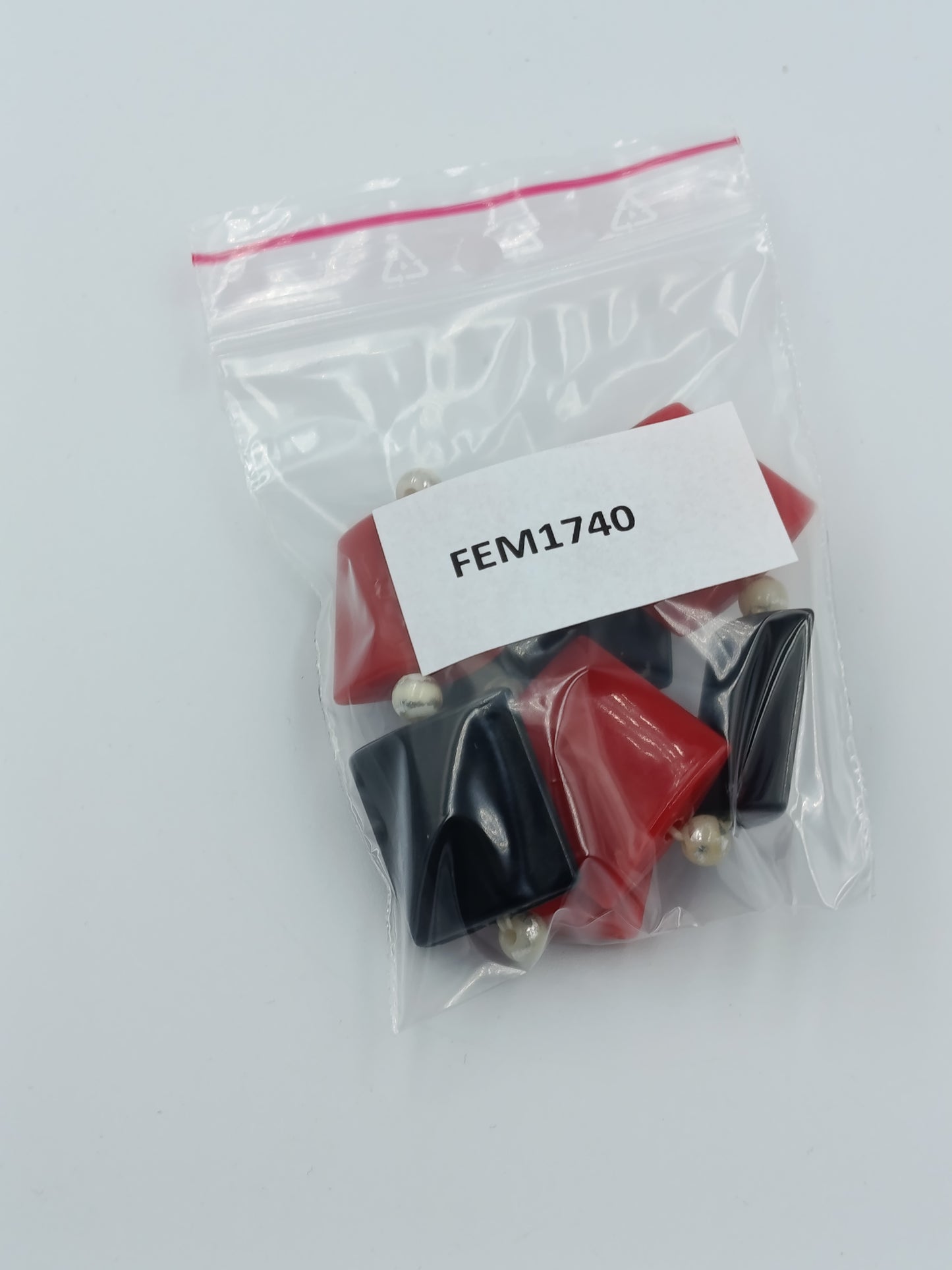 Elastisches Armband mit roten und schwarzen Elementen im modernen Design