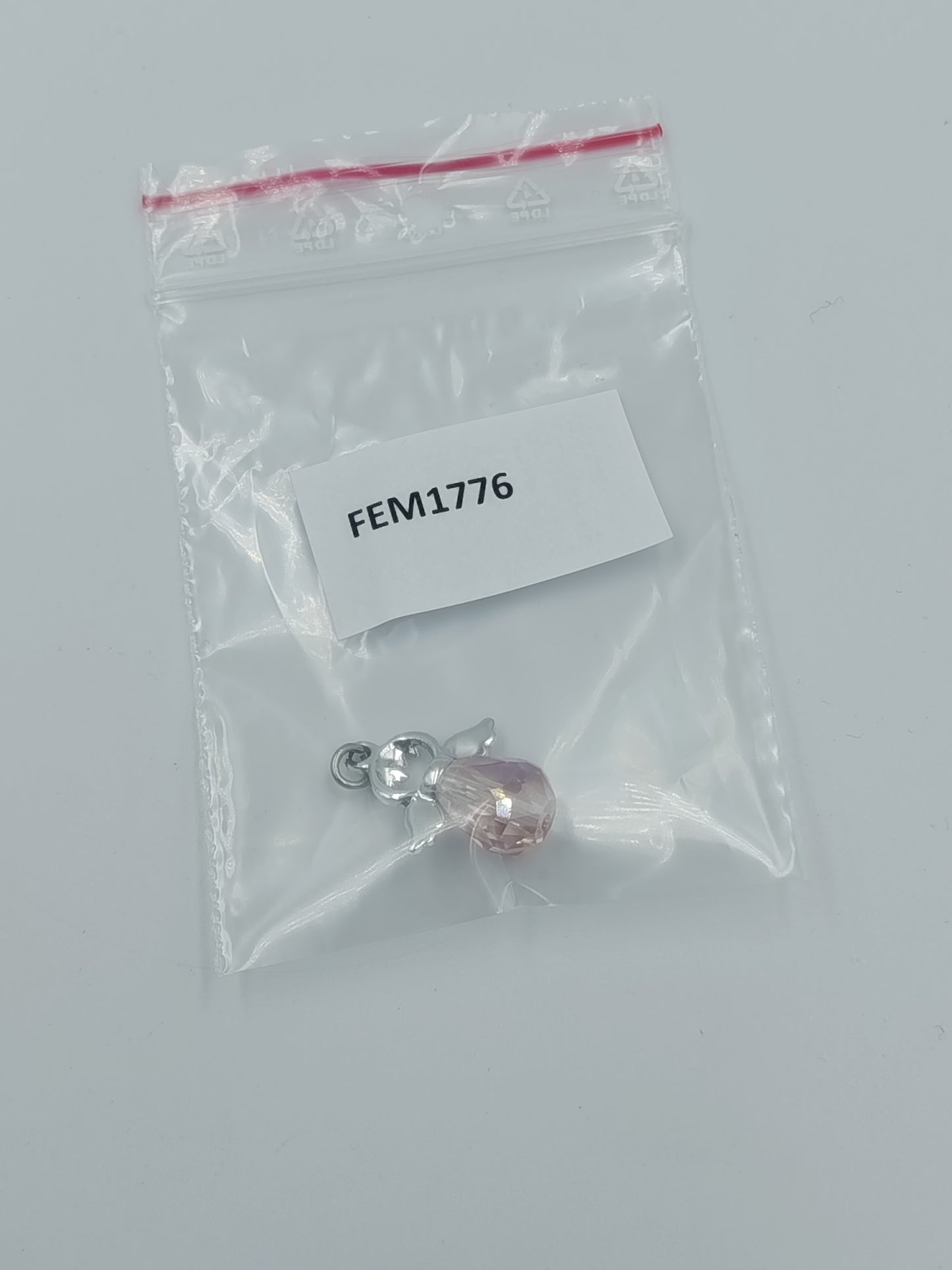 Kleiner Anhänger in Silberoptik mit facettiertem rosa Kristall