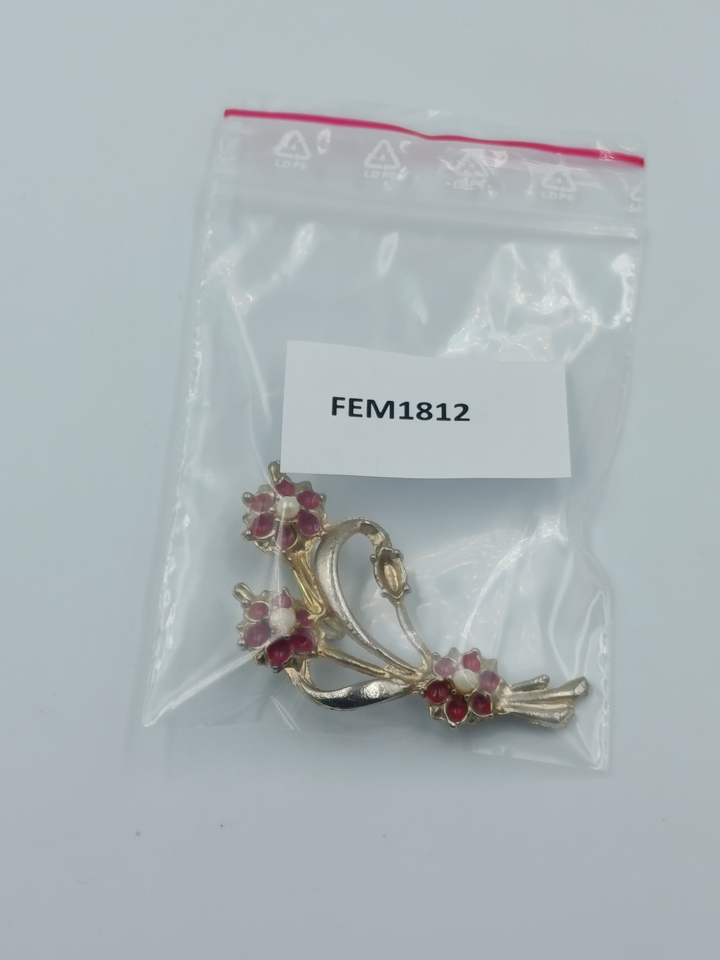 Vintage Blumen Brosche in Goldoptik mit roten Steinen und Perlendetails