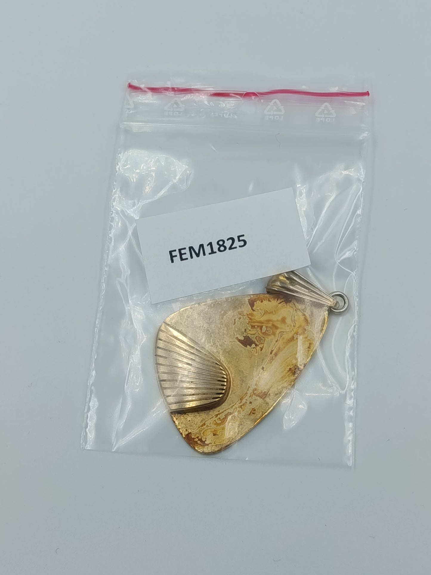 Vintage Anhänger GES. GESCH. vergoldet mit Muschelmotiv