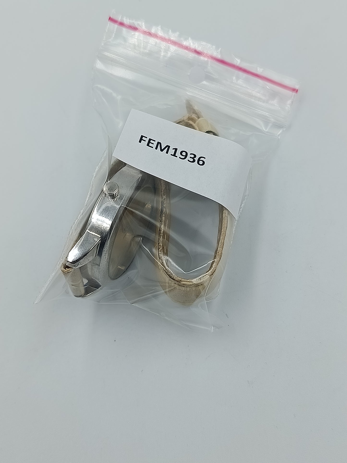 Klassische Damen Armbanduhr mit goldenem Zifferblatt und römischen Ziffern