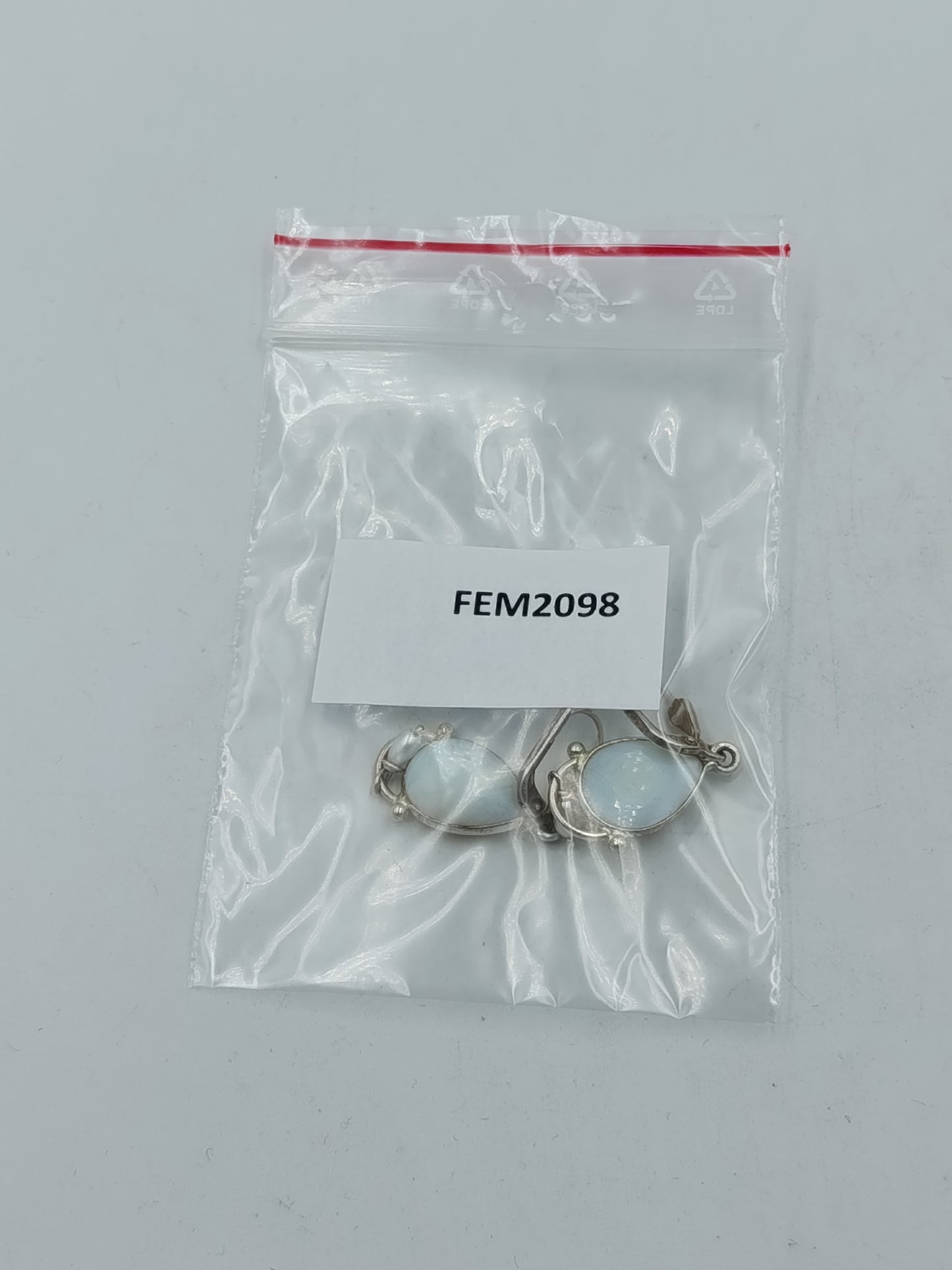 Vintage Ohrringe Tropfenform Weiß mit Perlen Anhänger Elegant