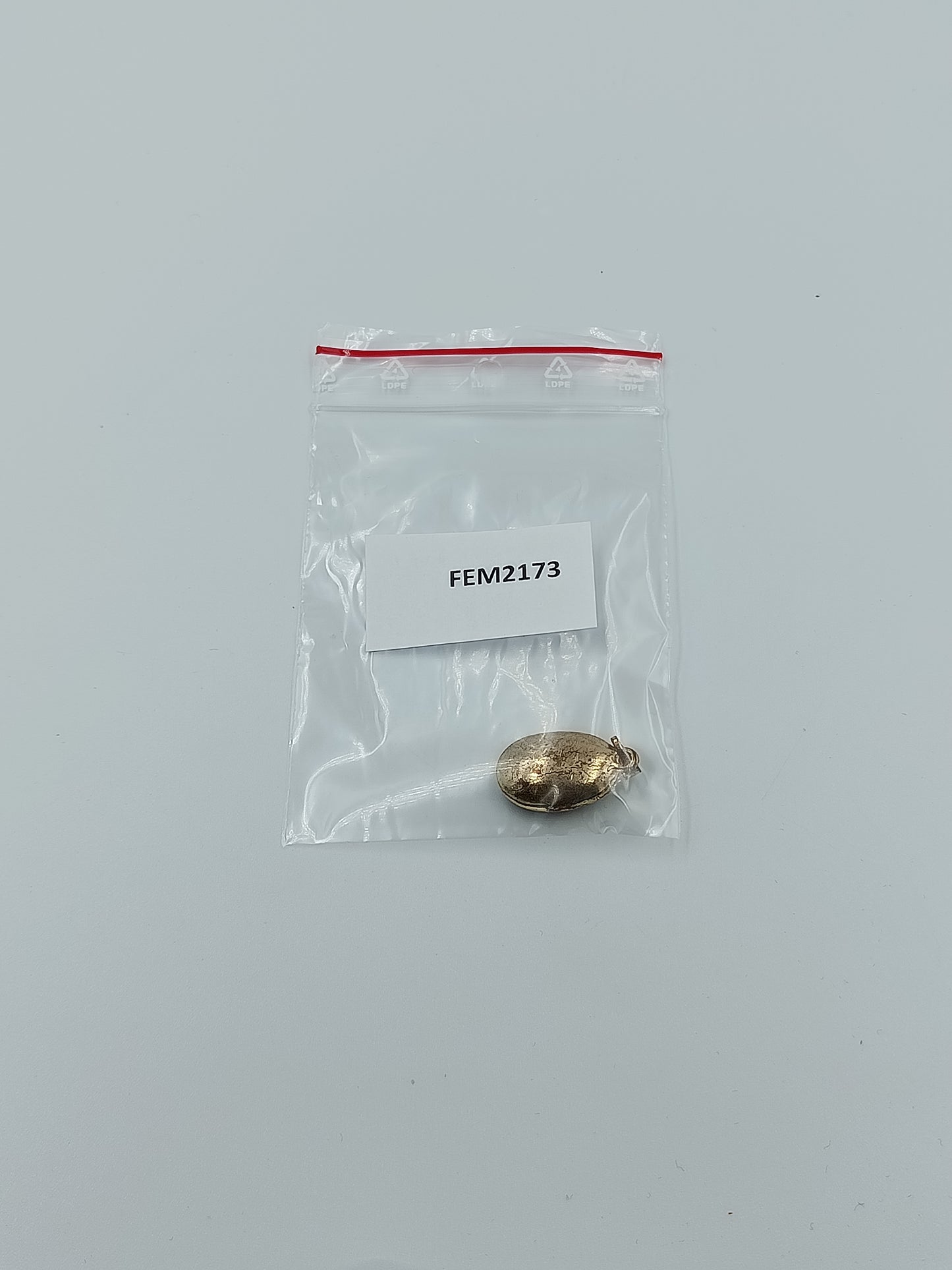 Vintage Anhänger Goldfarben mit dunkelrotem Stein Strassbesatz oval