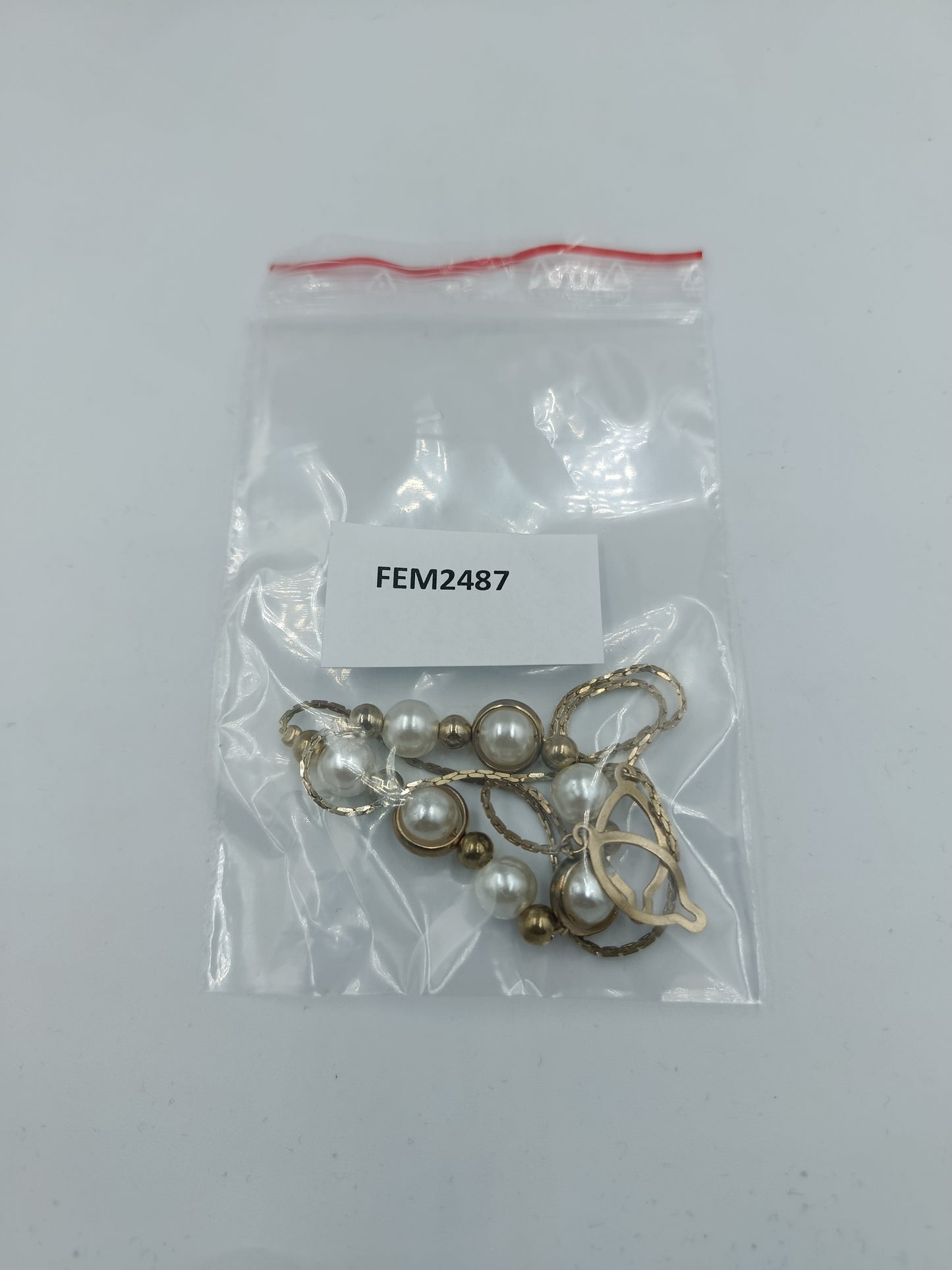 Elegante Perlenkette mit goldfarbenen Elementen – 38 cm