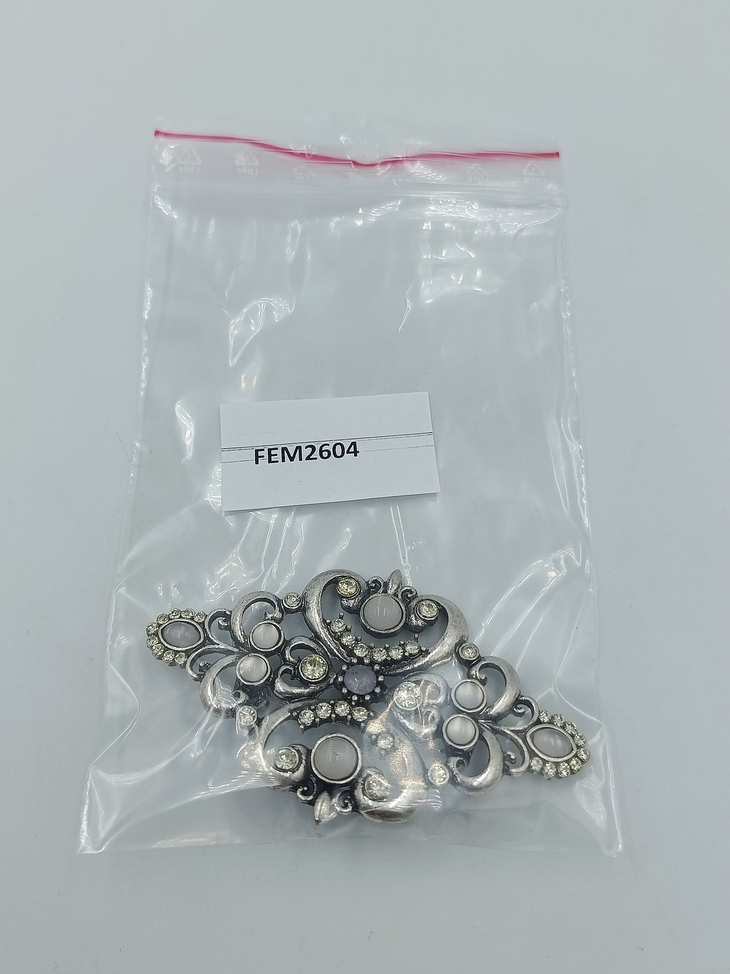 Vintage Brosche im Barockstil mit Strass Cabochons – silberfarben