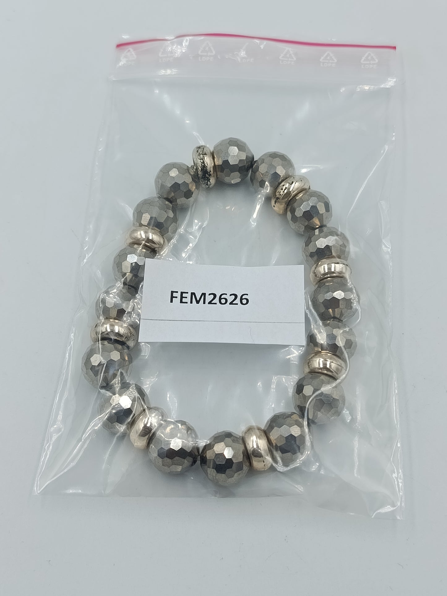 Elastisches Armband mit facettierten Perlen in Silberoptik – modern elegant